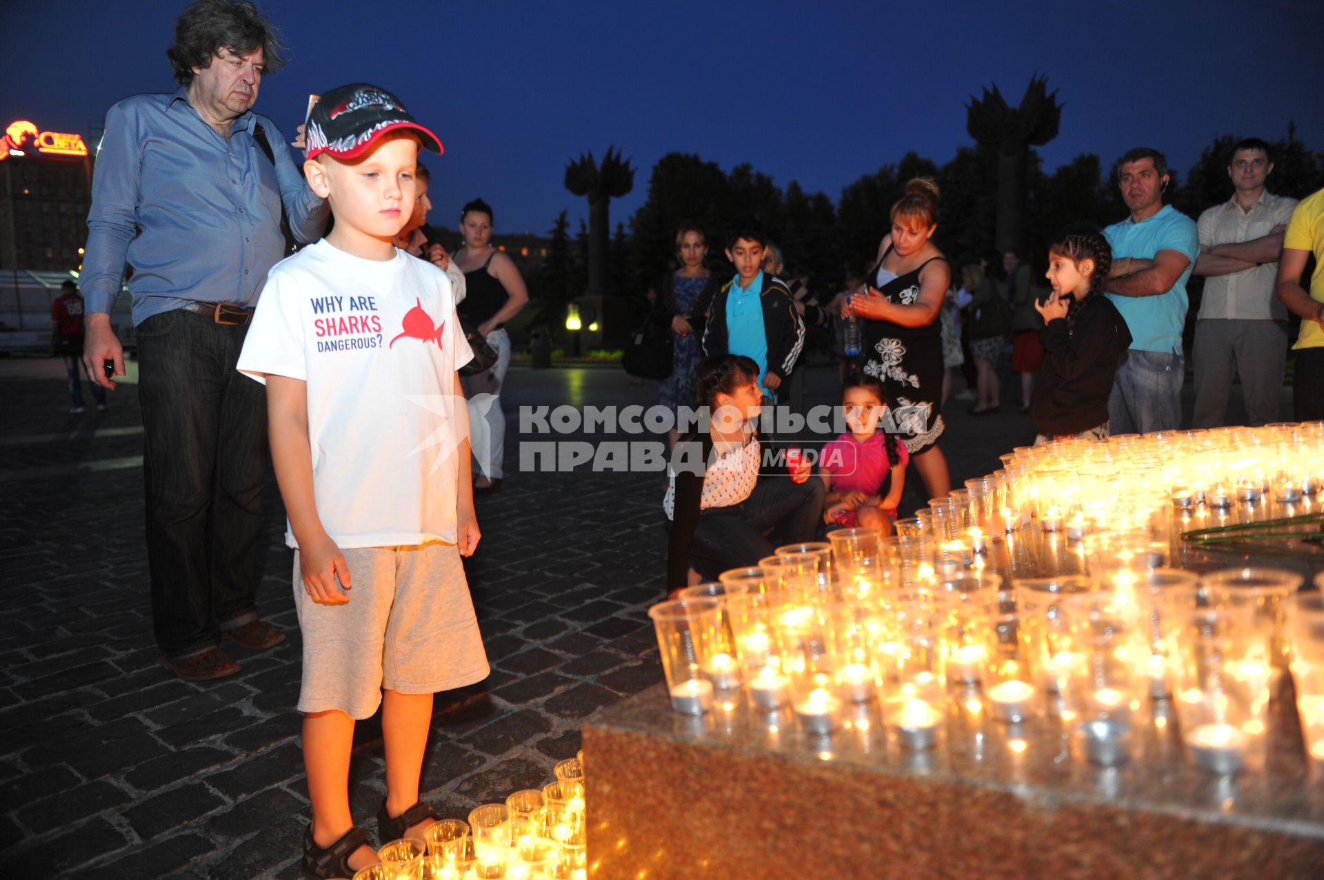 Поклонная гора. День памяти и скорби павших в Великой Отечественной войне.  На снимке: ребенок перед инсталляцией из свечей посвященной дню начала войны.