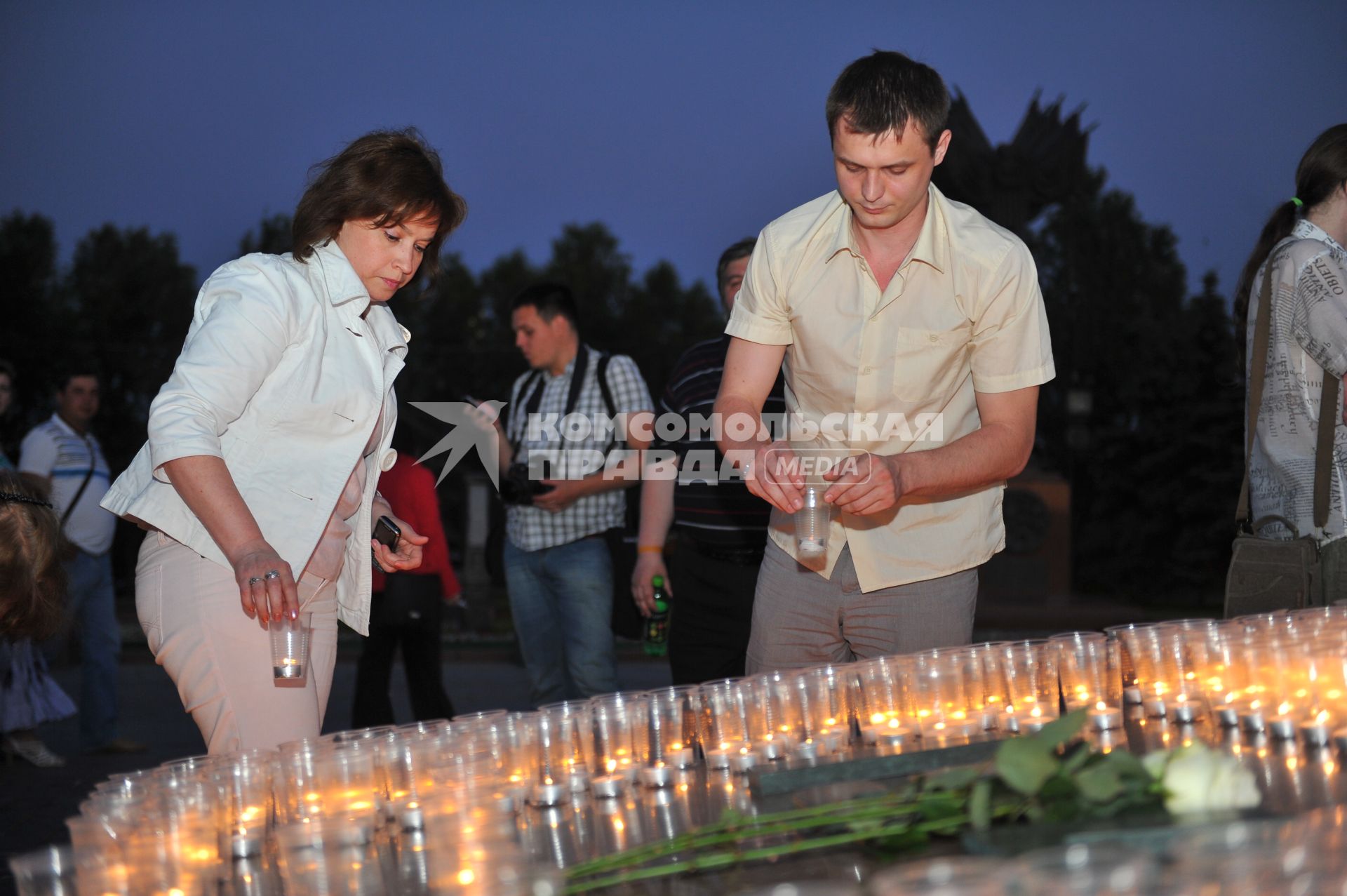 Поклонная гора. День памяти и скорби павших в Великой Отечественной войне.  На снимке: люди ставят свечки.