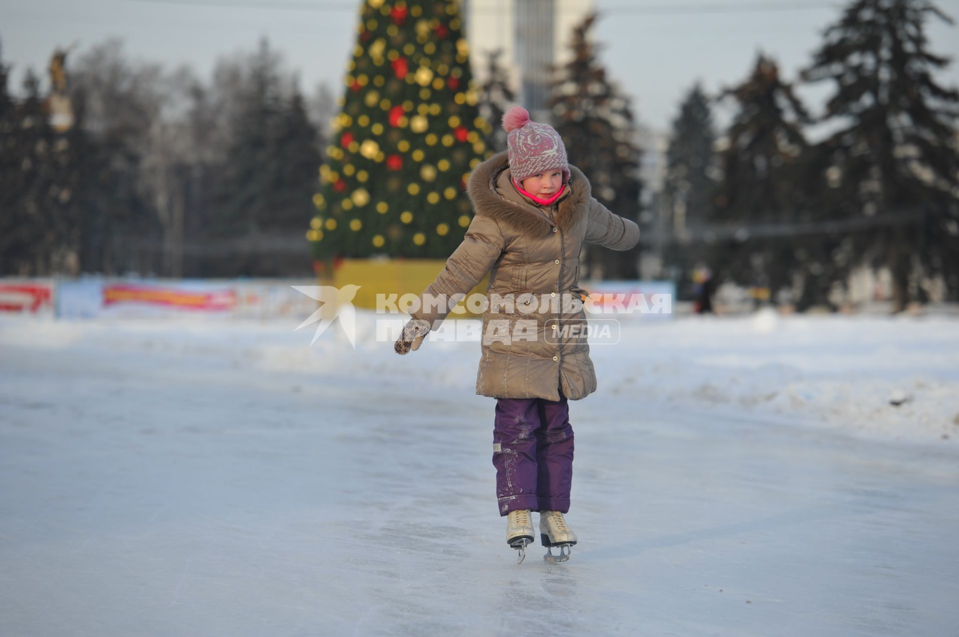 Бесплатный каток на ВВЦ. Люди катаются на коньках.