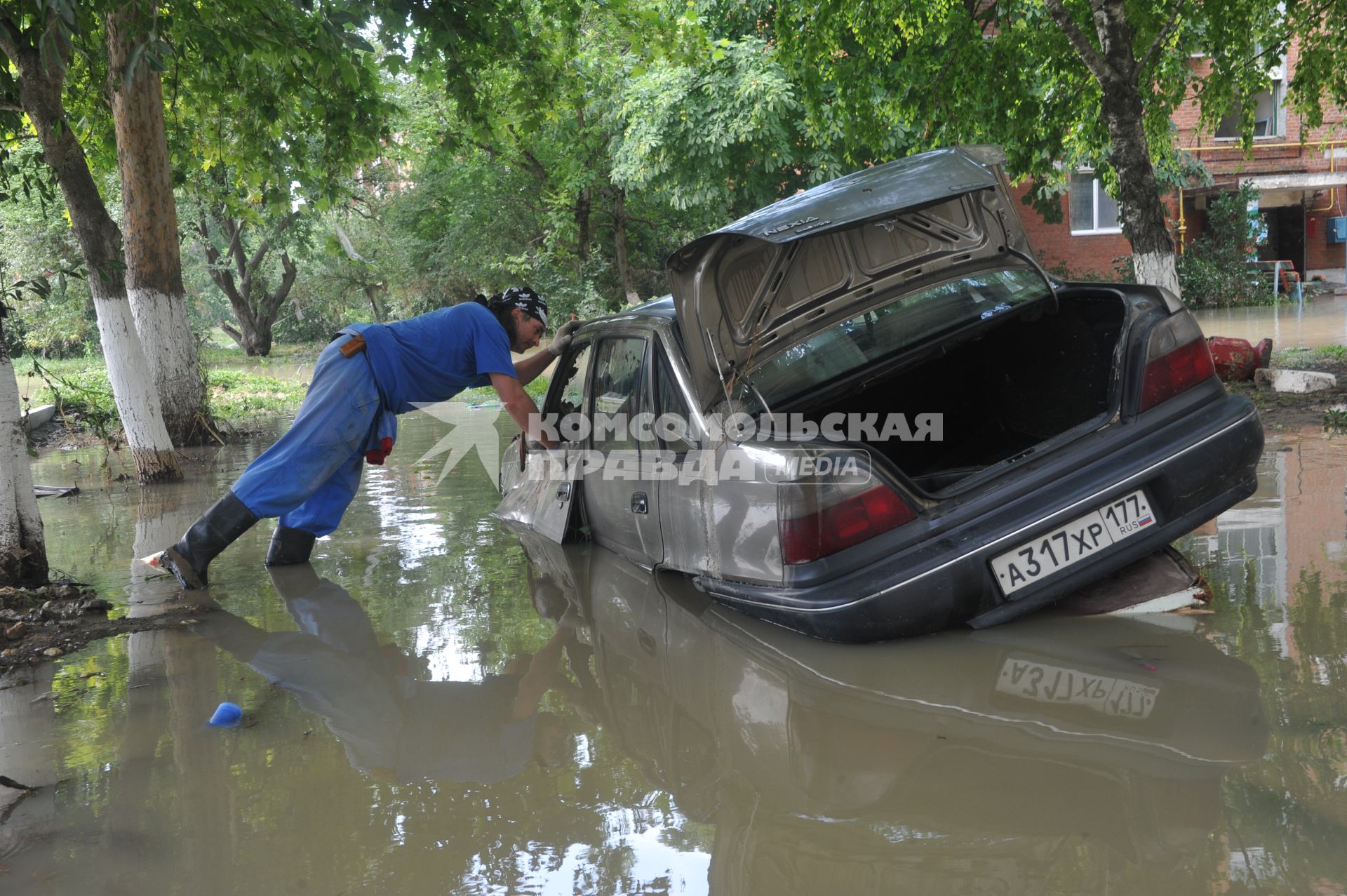 Последствия наводнения на Кубани. На снимке: автомобиль в воде.