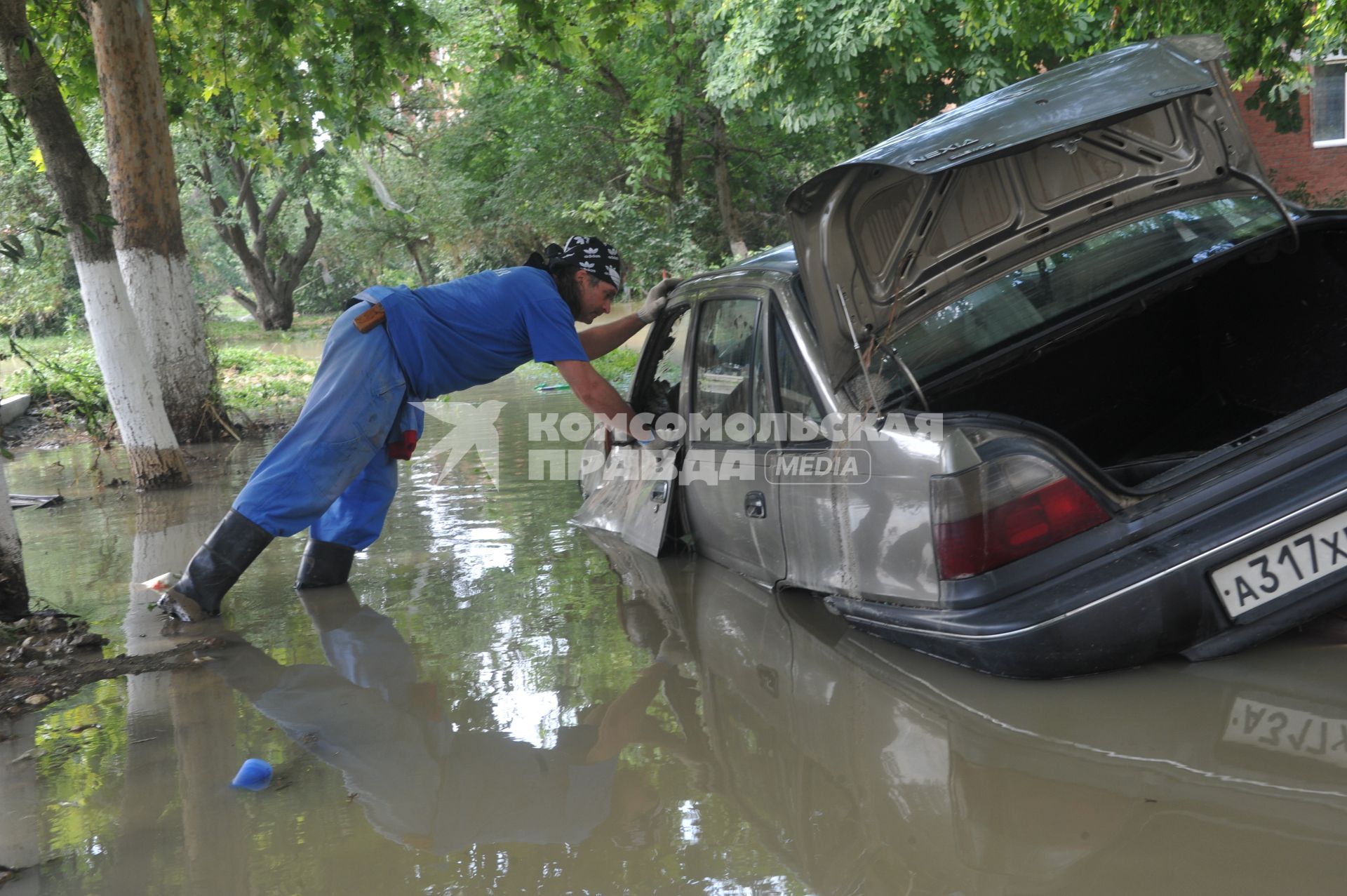 Последствия наводнения на Кубани. На снимке: автомобиль в воде.