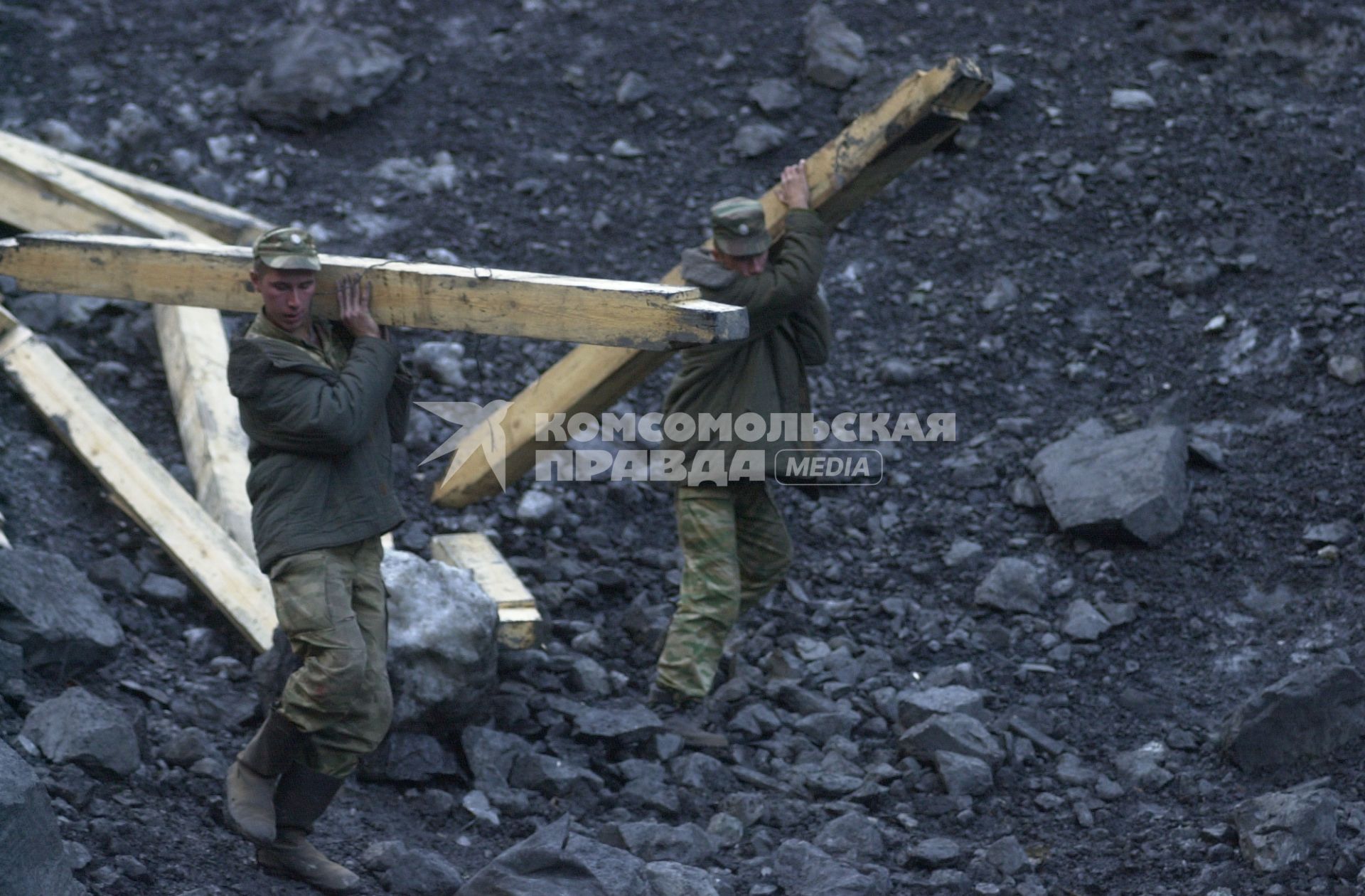 Кармадонское ущелье. Поисковая бригада на месте схода ледника Колка. 20 сентября произошёл сход ледника Колка, в результате чего был полностью уничтожен посёлок Верхний Кармадон, погибло более 100 человек, в том числе и съёмочная группа фильма `Связной` во главе с Сергеем Бодровым-младшим..