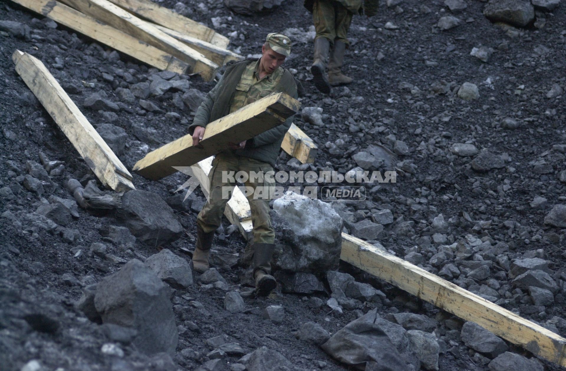 Кармадонское ущелье. Поисковая бригада на месте схода ледника Колка. 20 сентября произошёл сход ледника Колка, в результате чего был полностью уничтожен посёлок Верхний Кармадон, погибло более 100 человек, в том числе и съёмочная группа фильма `Связной` во главе с Сергеем Бодровым-младшим..