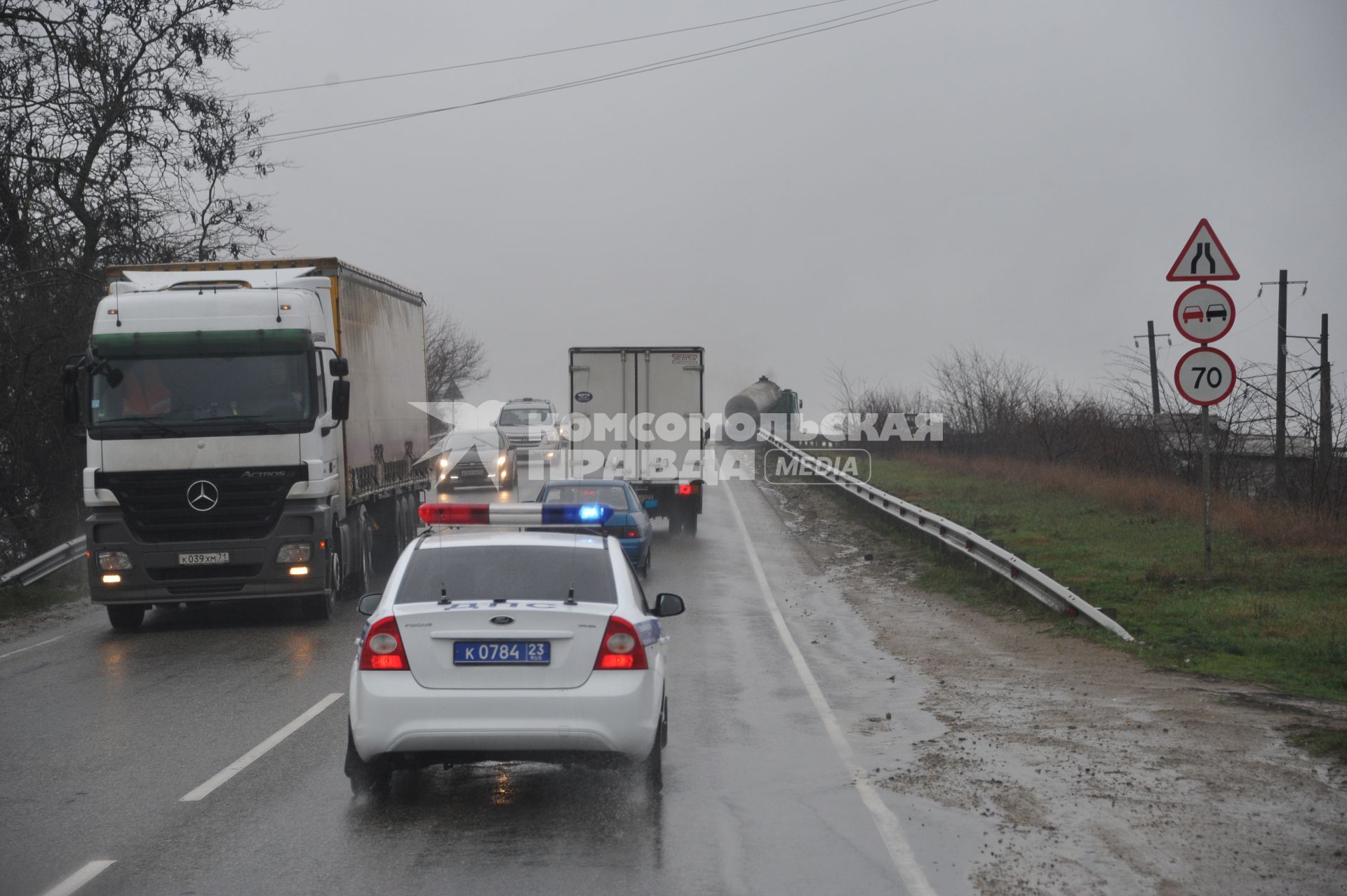 Полицейский автомобиль на дороге.