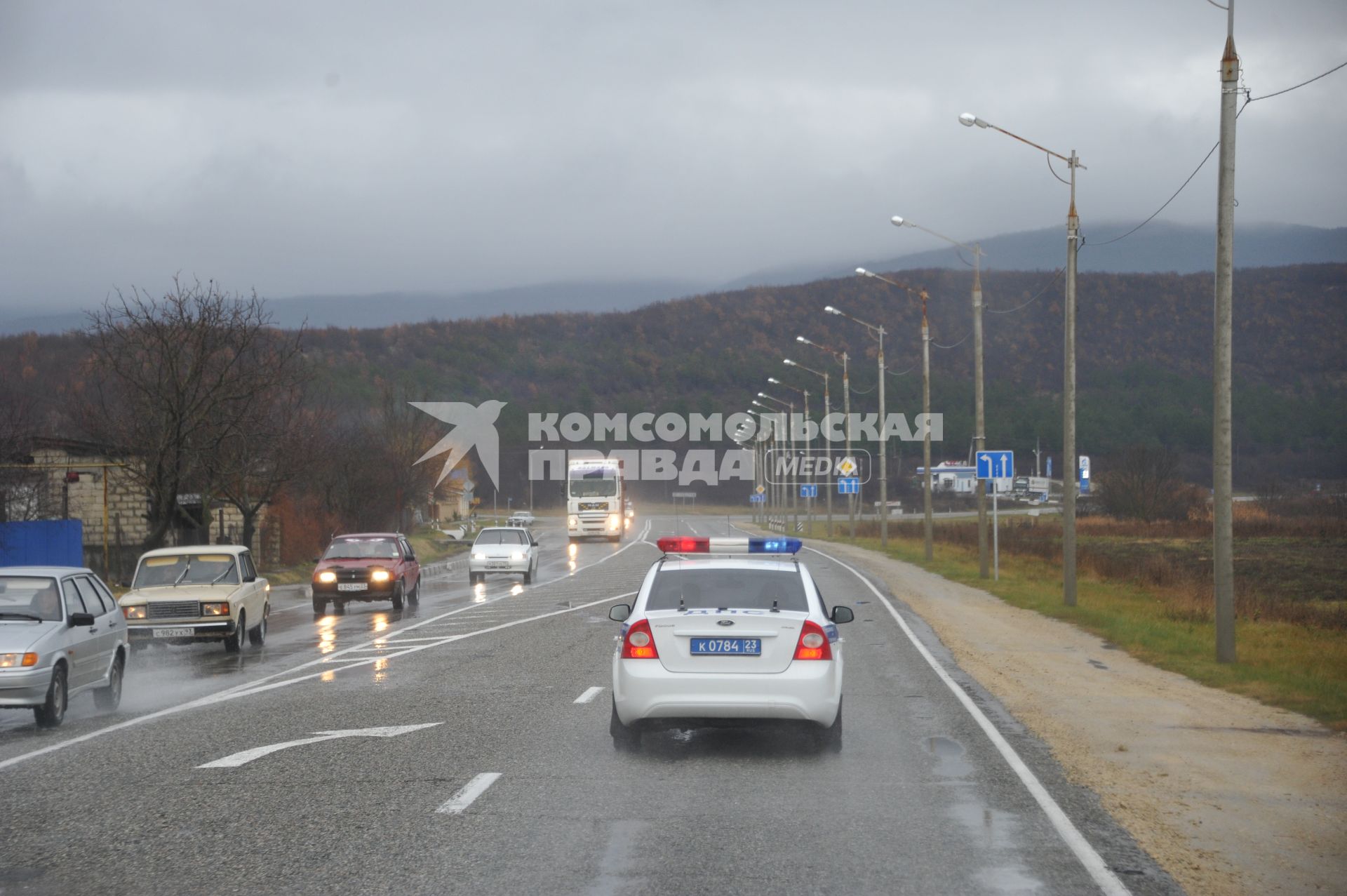 Полицейский автомобиль на дороге.