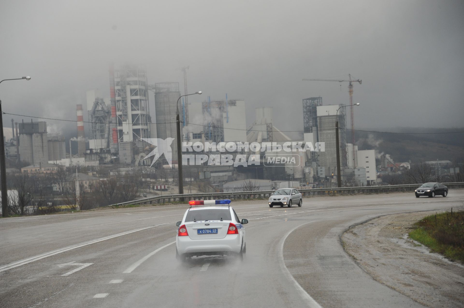 Полицейский автомобиль на дороге.