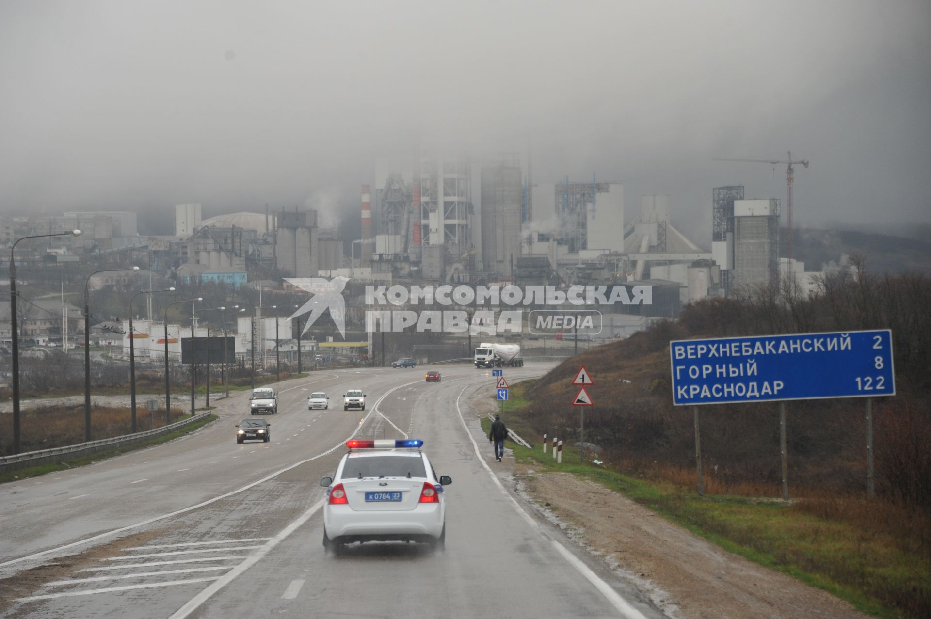 Дорога на Краснодар. На снимке: полицейский автомобиль на шоссе.