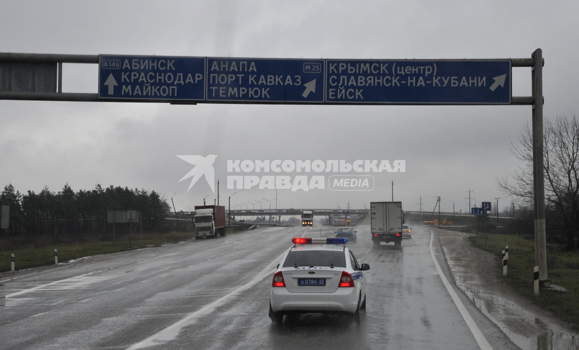 Дорога на Крымск. На снимке: полицейский автомобиль на шоссе.