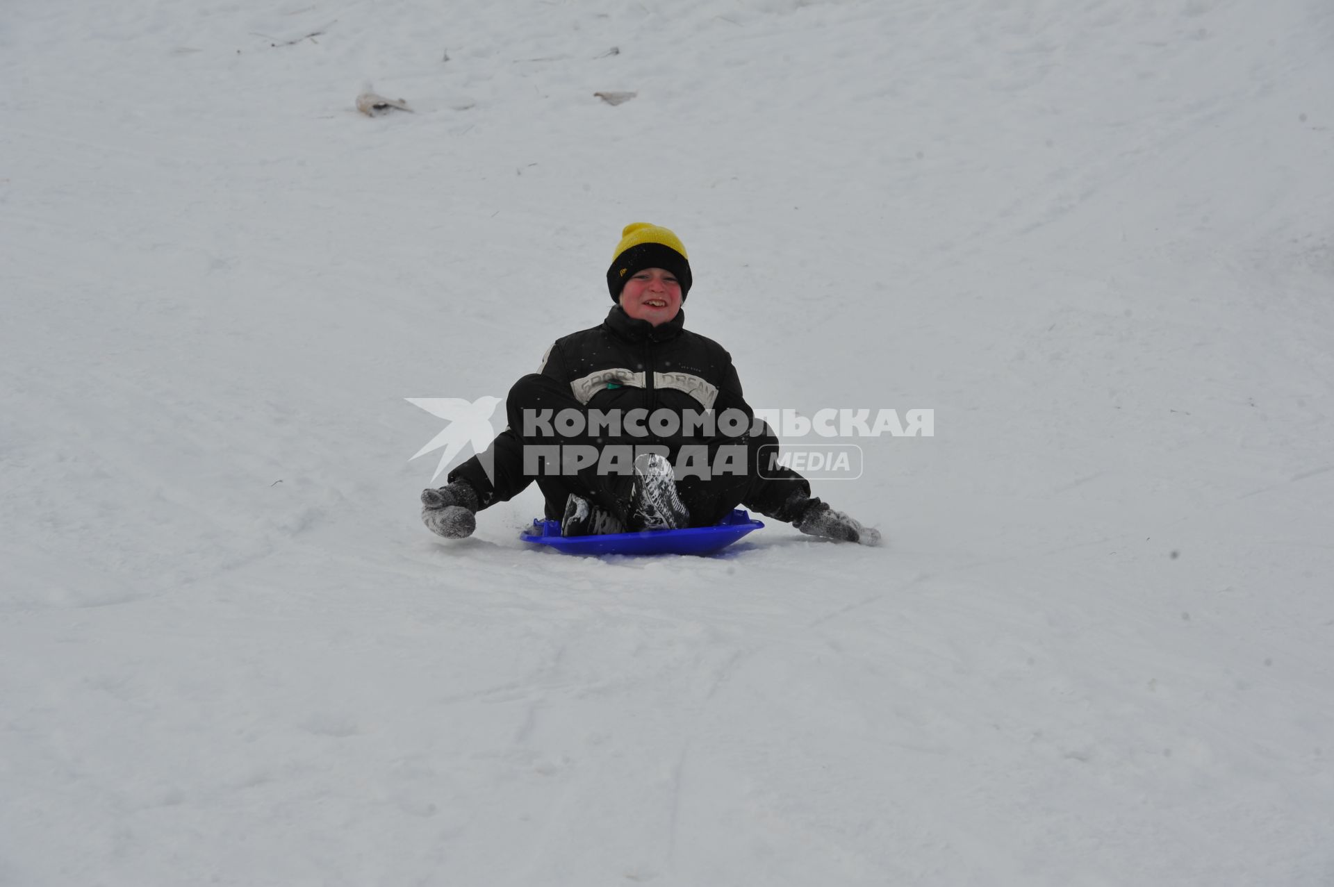 ЧП на горнолыжной трассе в Коломне. Несмотря на предупреждающий знак, отдыхающие катались на санках и ледянках по трассе, предназначенной для сноубордистов и горнолыжников, Шесть человек постадало, у двоих из них сломаны позвоночники. На снимке: мальчик катается на ледянке.