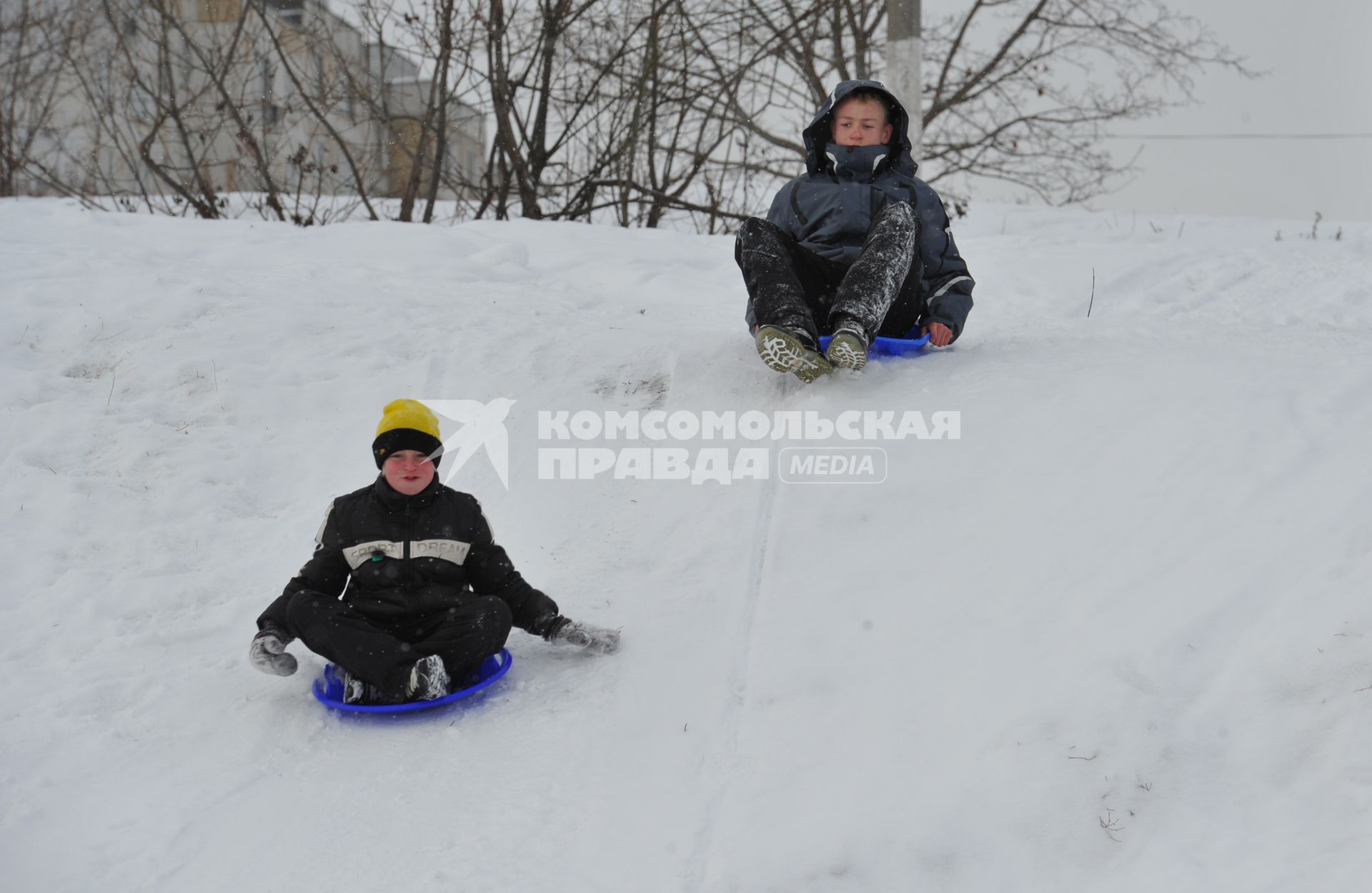 ЧП на горнолыжной трассе в Коломне. Несмотря на предупреждающий знак, отдыхающие катались на санках и ледянках по трассе, предназначенной для сноубордистов и горнолыжников, Шесть человек постадало, у двоих из них сломаны позвоночники. На снимке: дети катаются на ледянках.