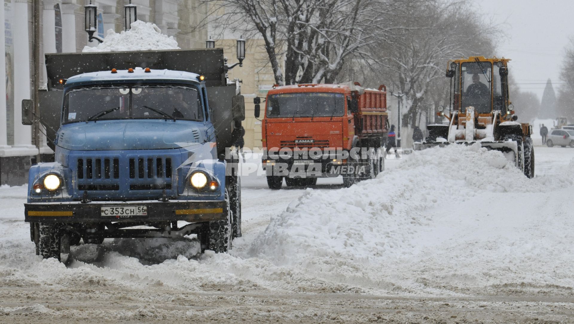 Уборка снега на городской улице. На снимке: снегоуборочная техника.