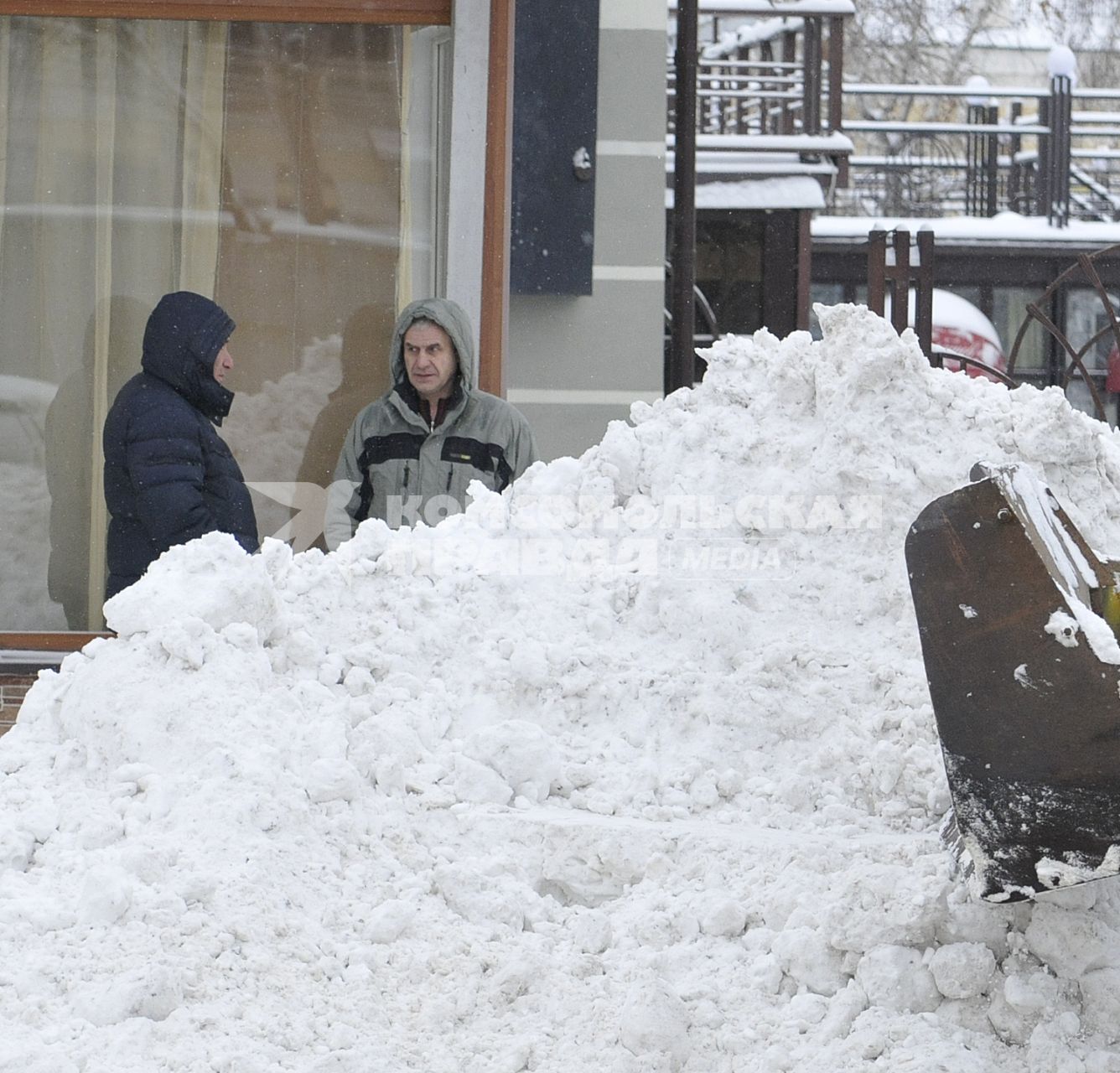 Последствия снегопада. На снимке: сугроб на городской улице.
