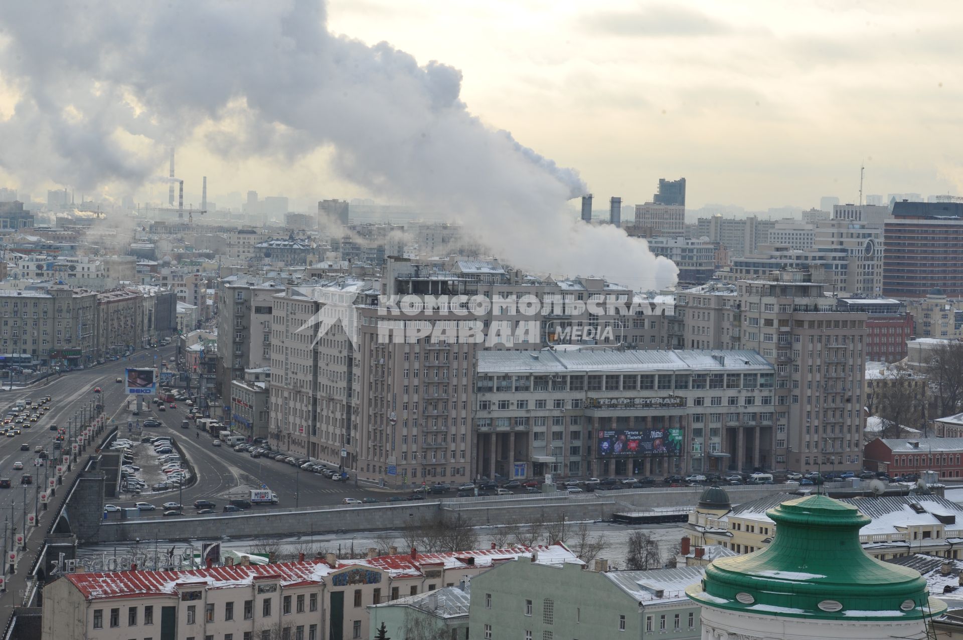 Вид на Дом на набережной (Серафимовича, 2) с крыши Российской государственной библиотеки.