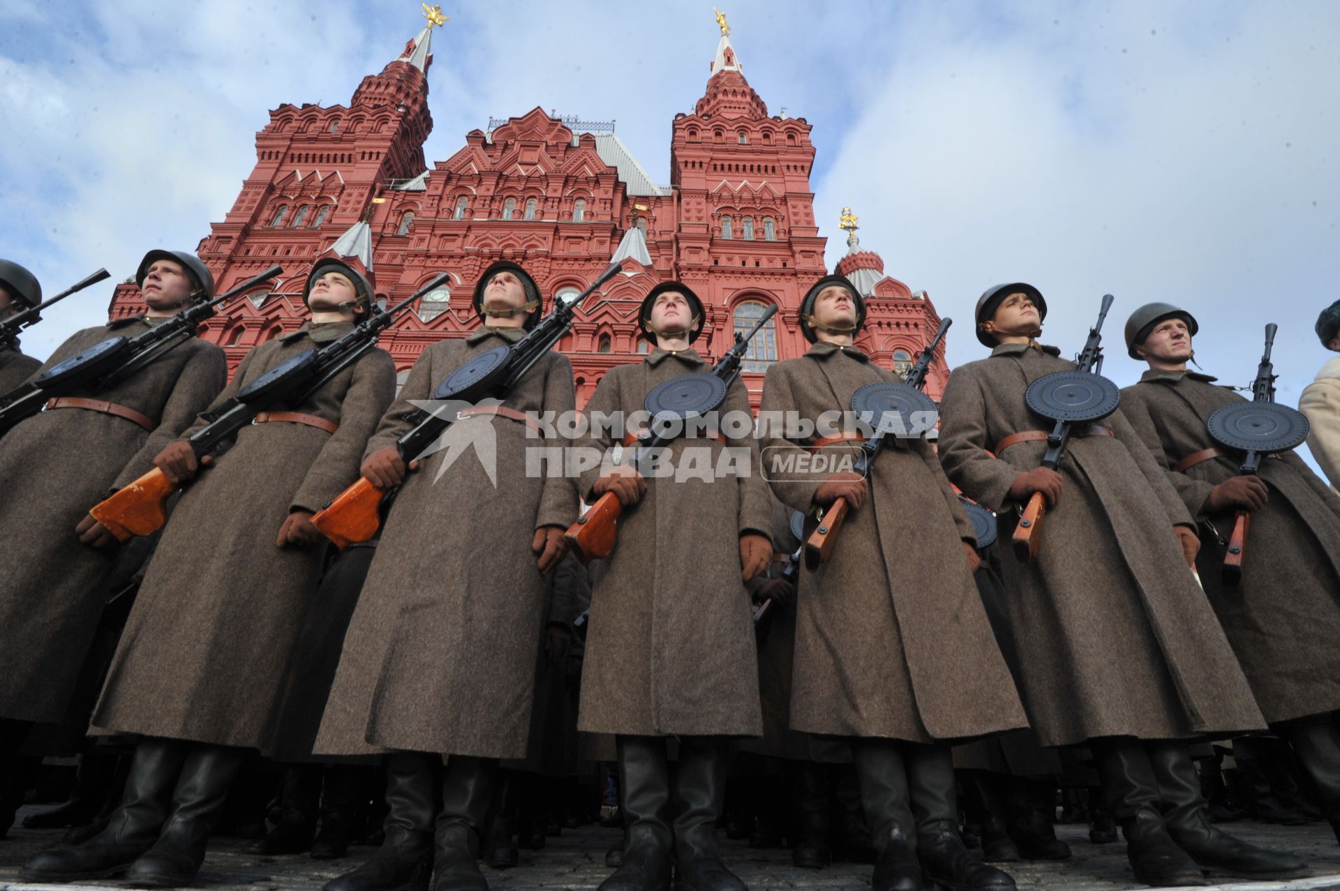 Красная площадь. Генеральная репетиция торжественного марша, посвященного параду войск на Красной площади 7 ноября 1941 года.