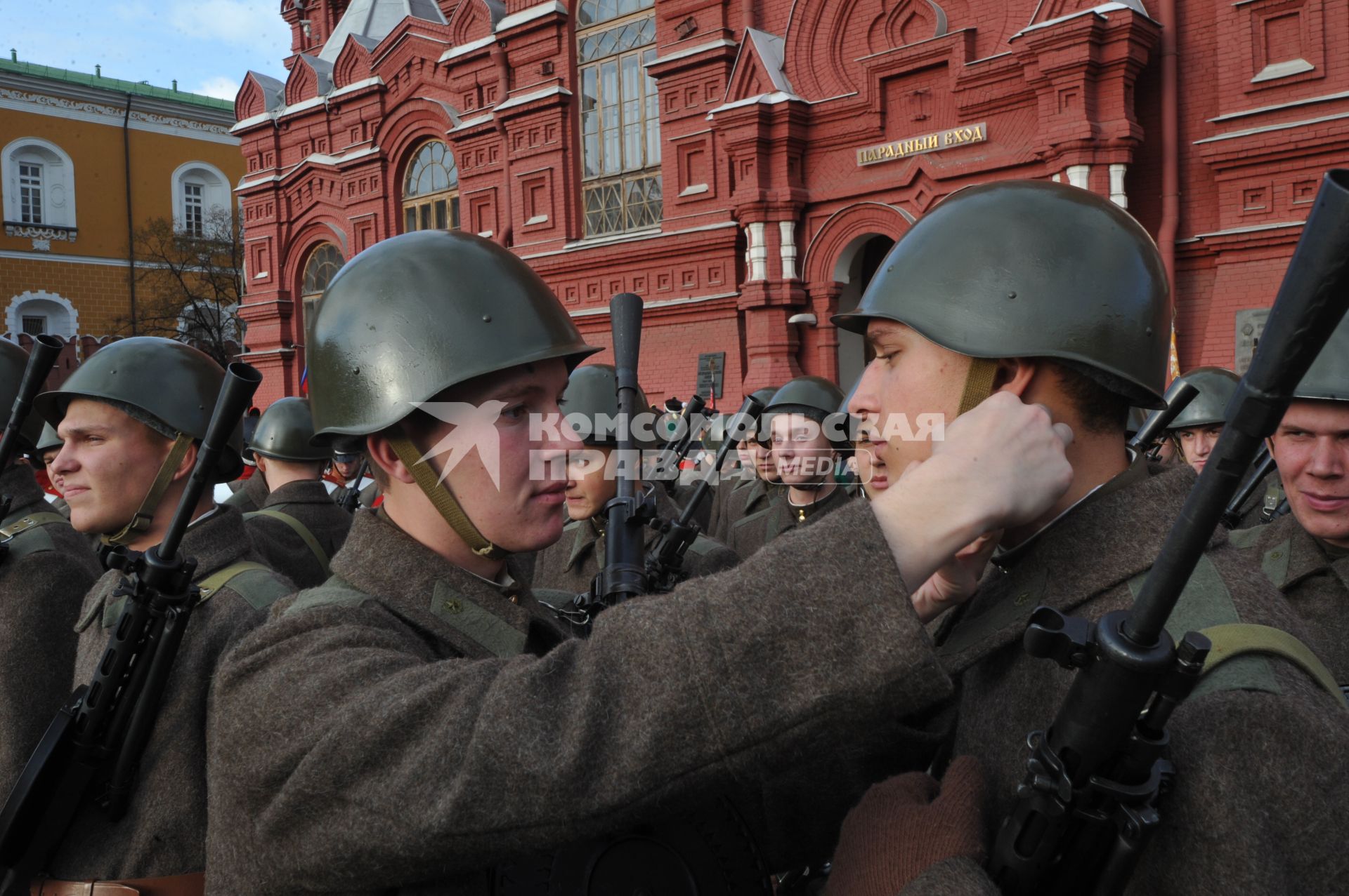 Красная площадь. Генеральная репетиция торжественного марша, посвященного параду войск на Красной площади 7 ноября 1941 года.