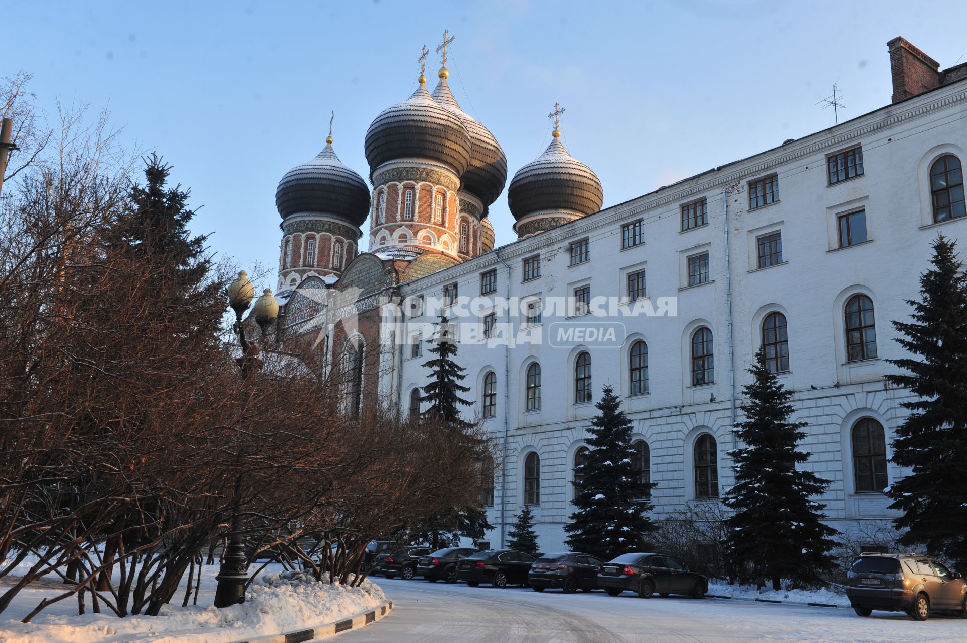 Храм Покрова Пресвятой Богородицы в Измайлове. На снимке (справа): корпус богадельни для солдат (ветеранов Отечественной войны 1812 года).