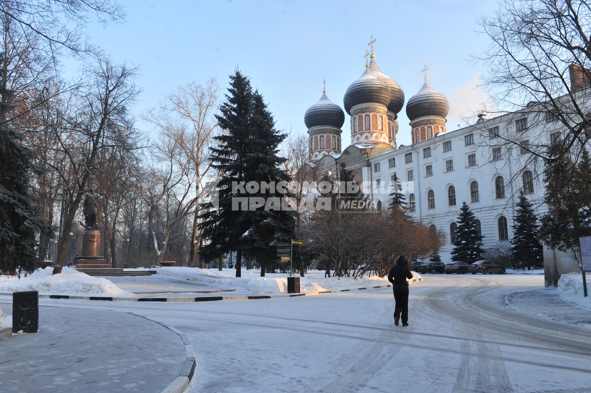 Храм Покрова Пресвятой Богородицы в Измайлове. На снимке (справа): корпус богадельни для солдат (ветеранов Отечественной войны 1812 года).