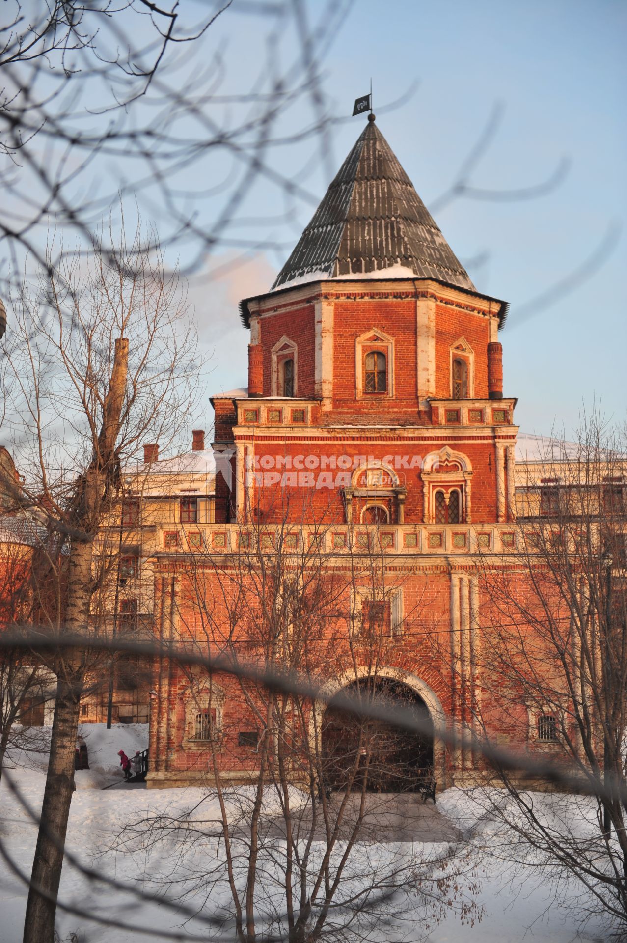 Храм Покрова Пресвятой Богородицы в Измайлове. На снимке: Мостовая башня.