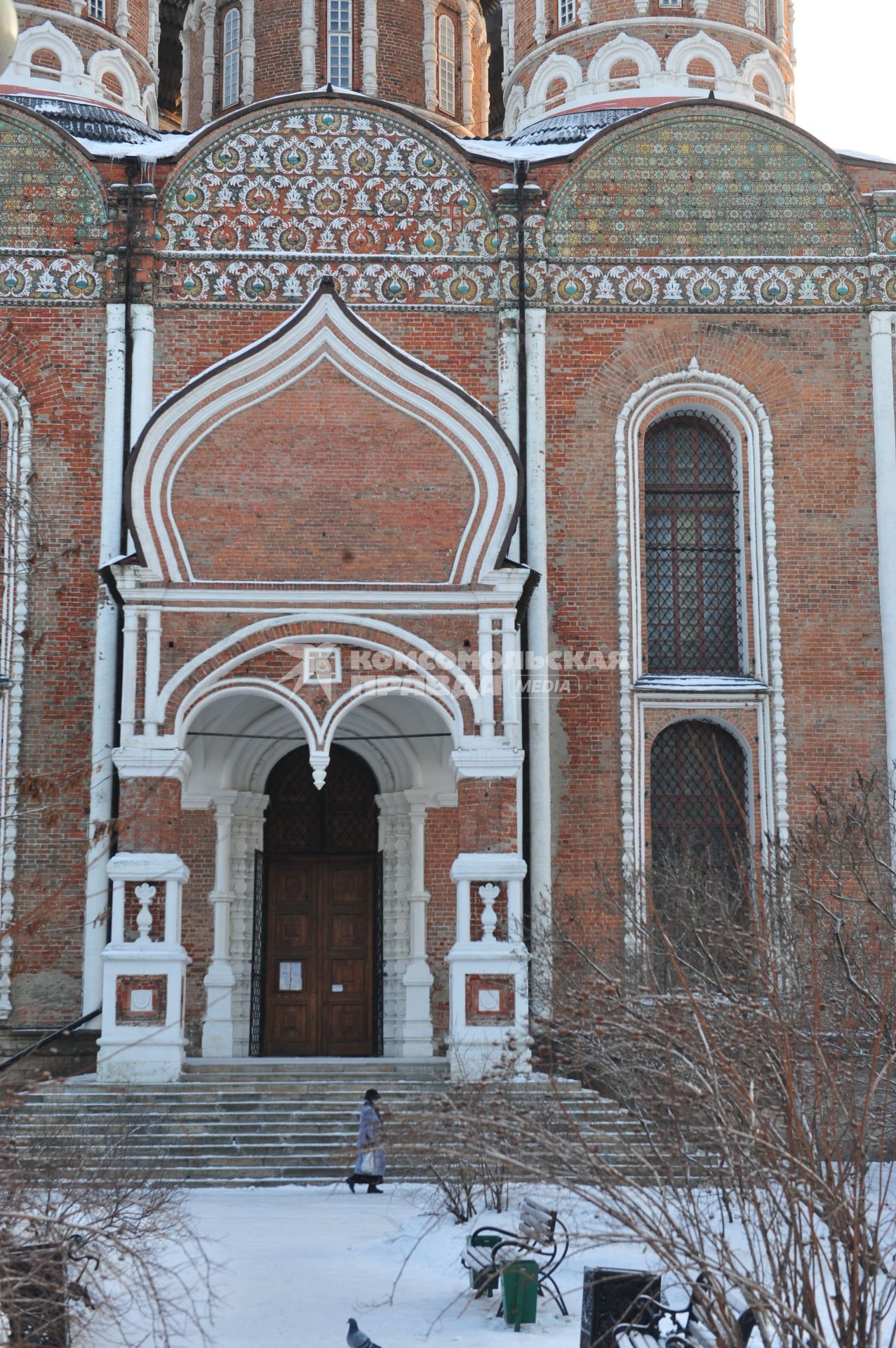 Храм Покрова Пресвятой Богородицы в Измайлове. На снимке: вход.