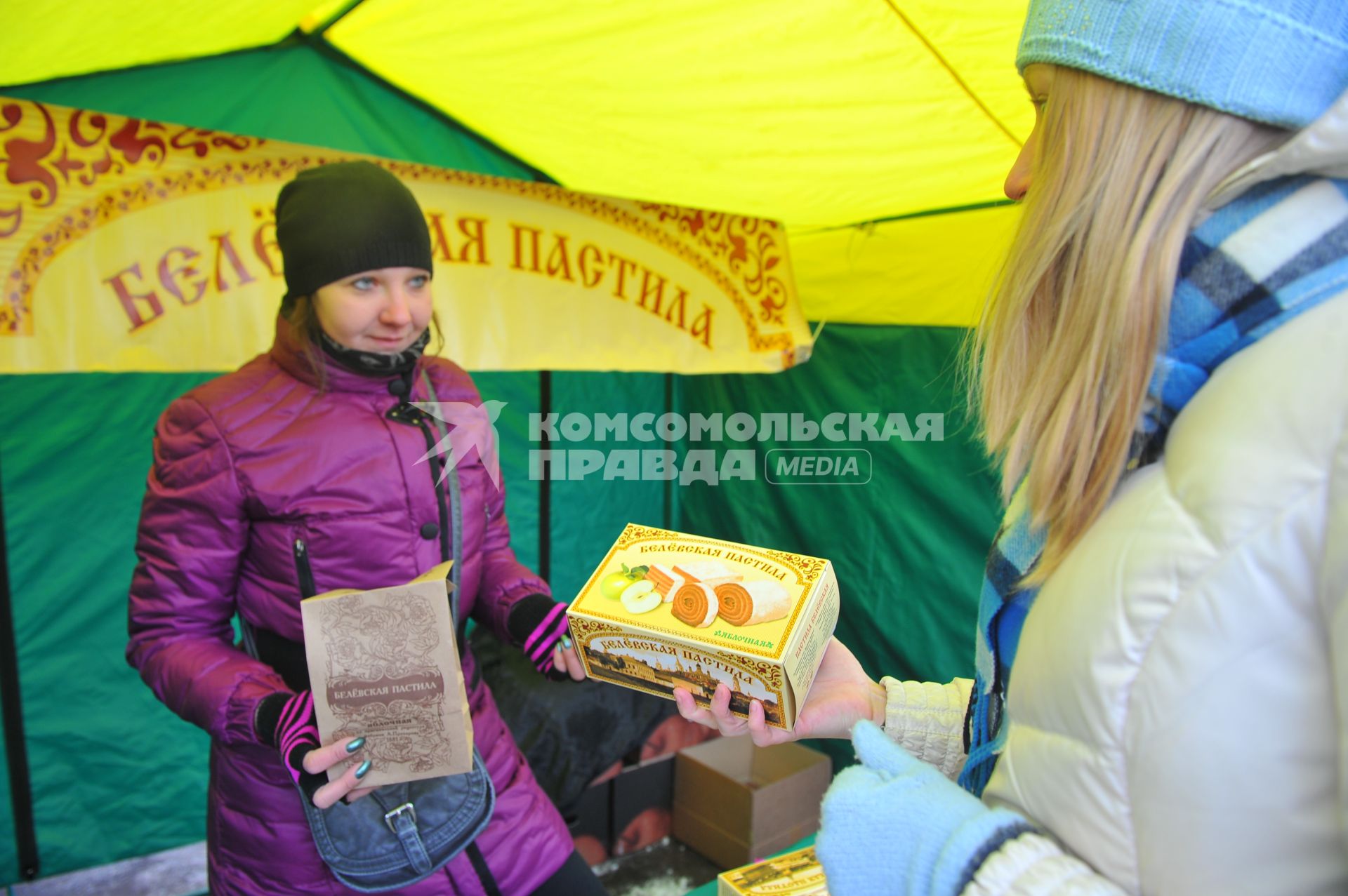 Ярмарка выходного дня. На снимке: женщина торгует белевской пастилой.