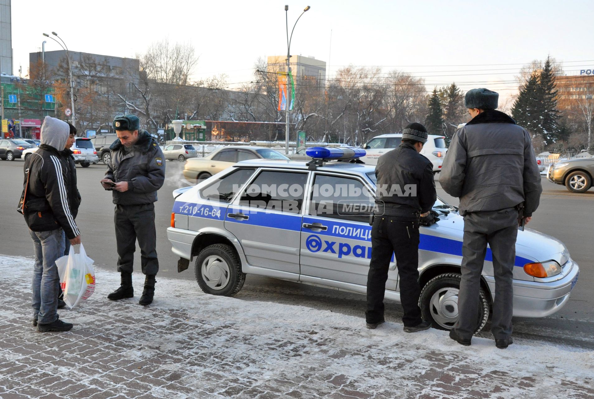 Полиция остановила прохожих для проверки документов.