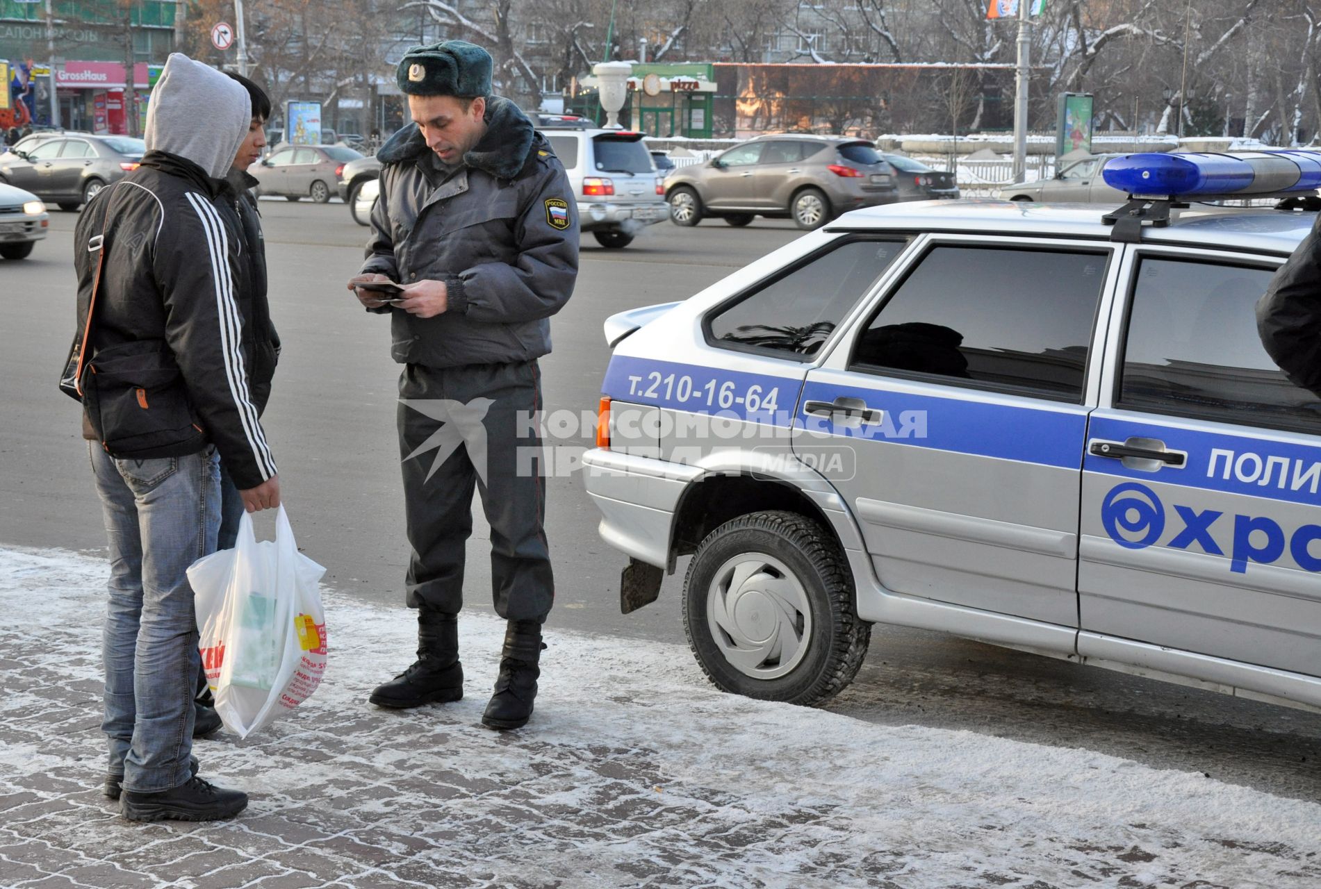 Полиция остановила прохожих для проверки документов.