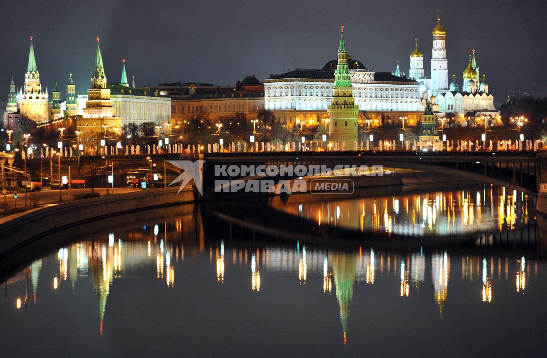 Ночной вид на Московский Кремль.