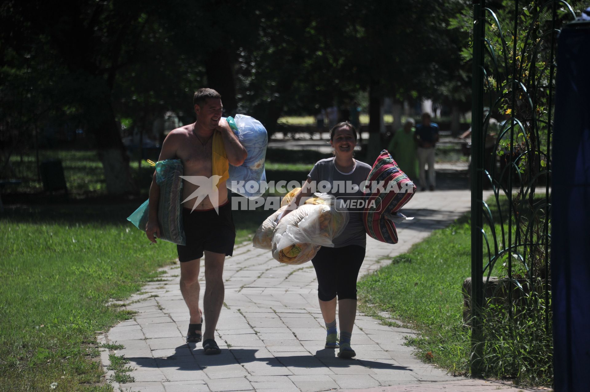 Наводнение в Крымске. Местные жители несут гуманитарную помощь.