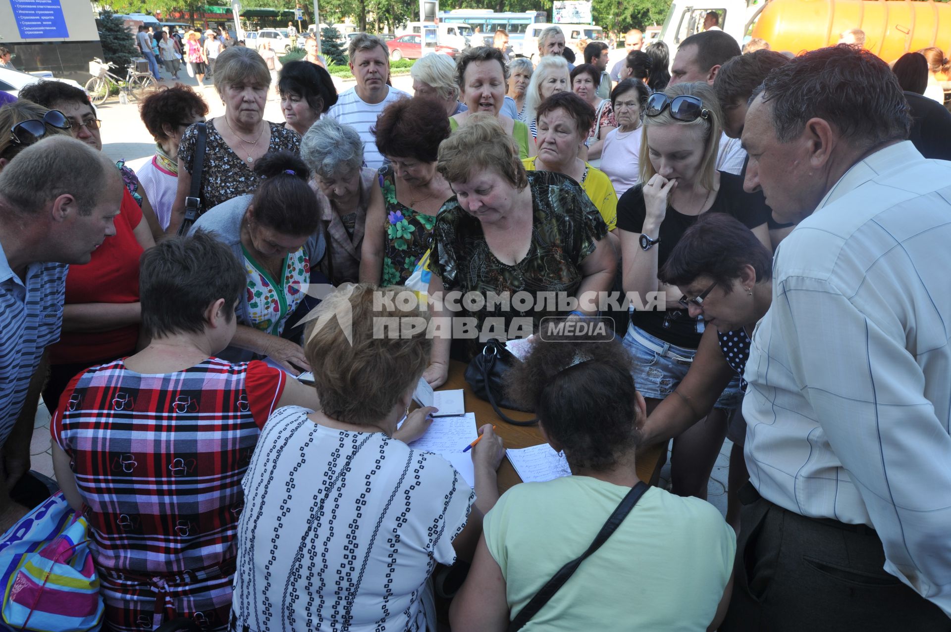 Последствия наводнения в Крымске. На снимке: прием заявлений за утраченное имущество.