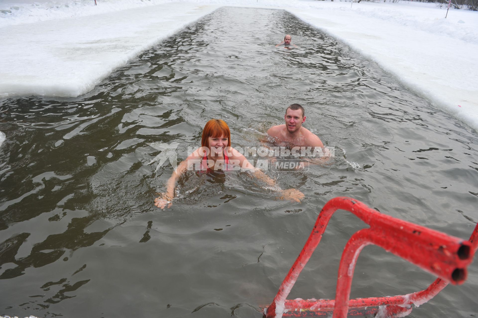 Серебряный бор. На снимке: купание в проруби.