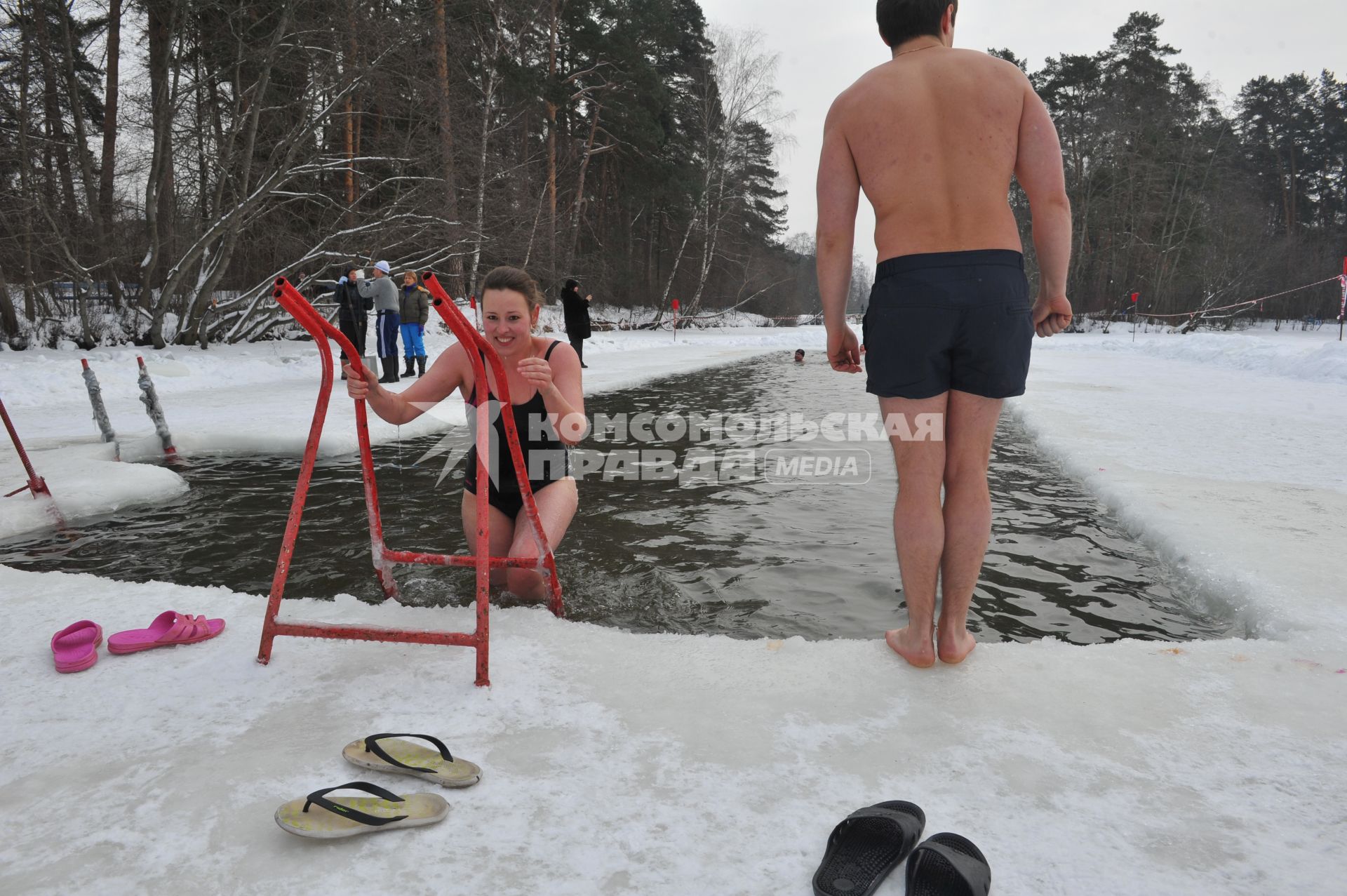 Серебряный бор. На снимке: купание в проруби.