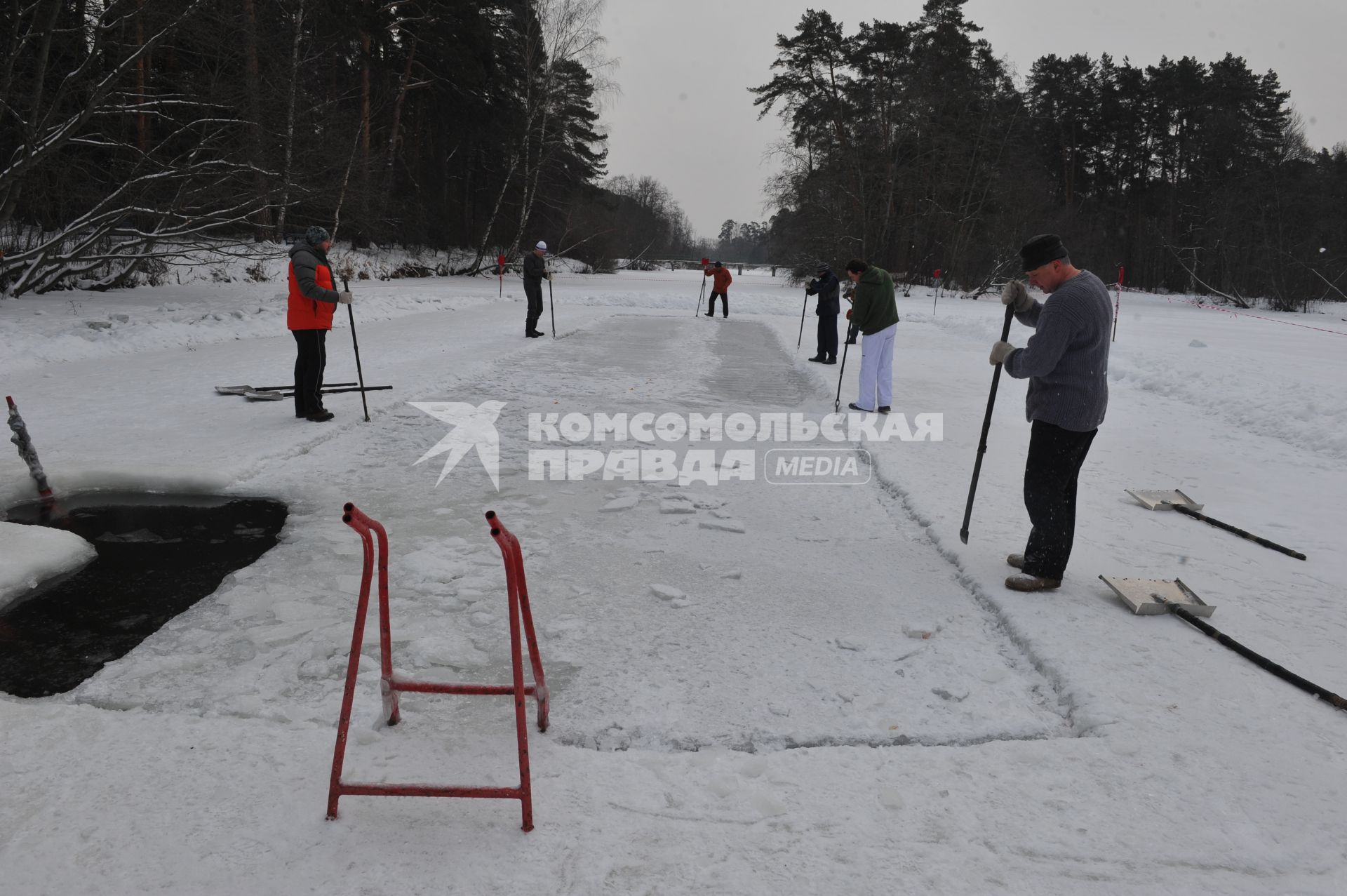 Серебряный бор. На снимке: подготовка проруби для купания.