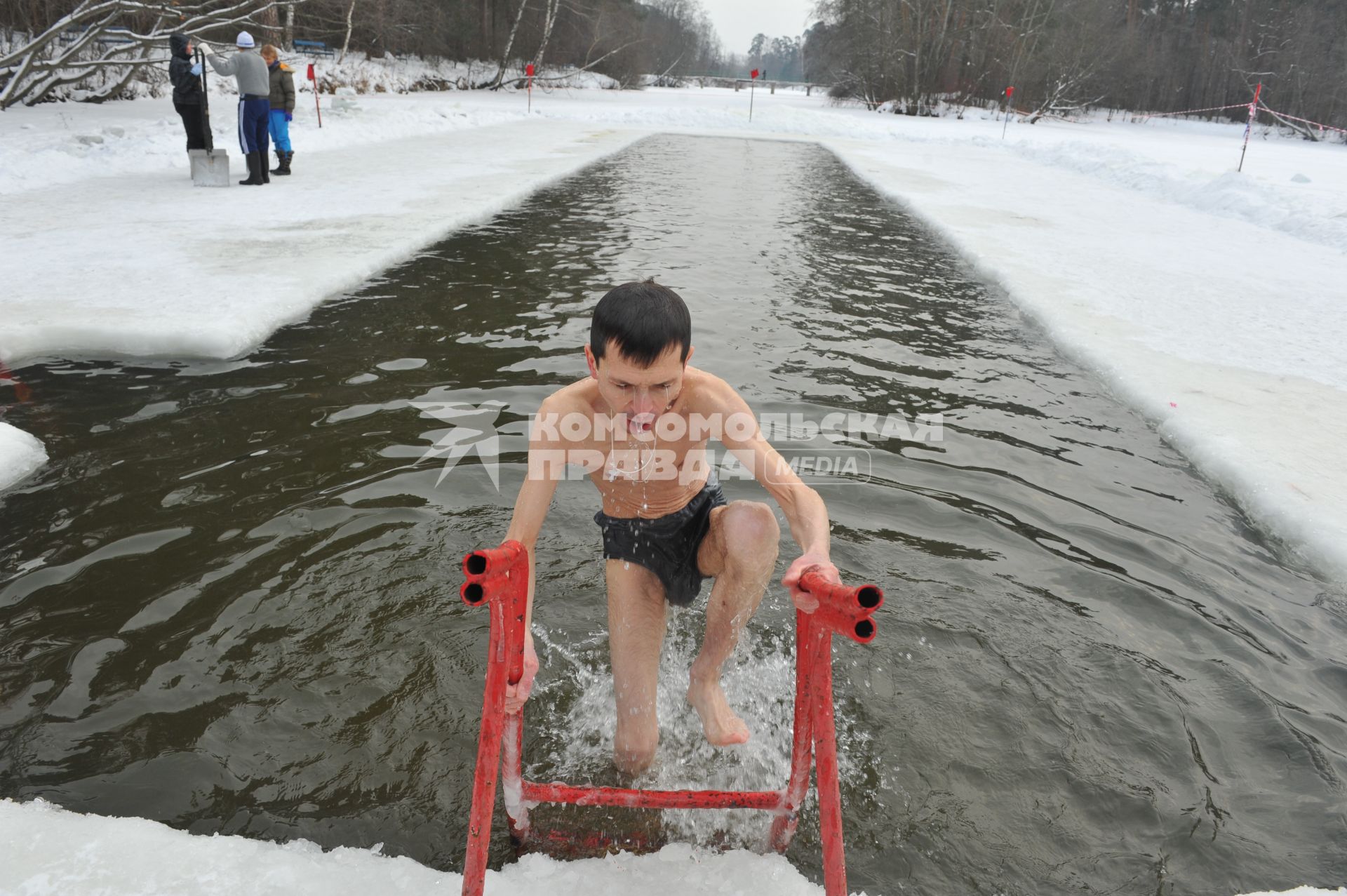 Серебряный бор. На снимке: купание в проруби.