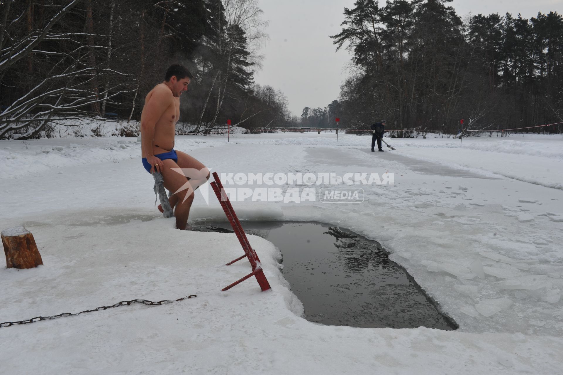 Серебряный бор. На снимке: купание в проруби.