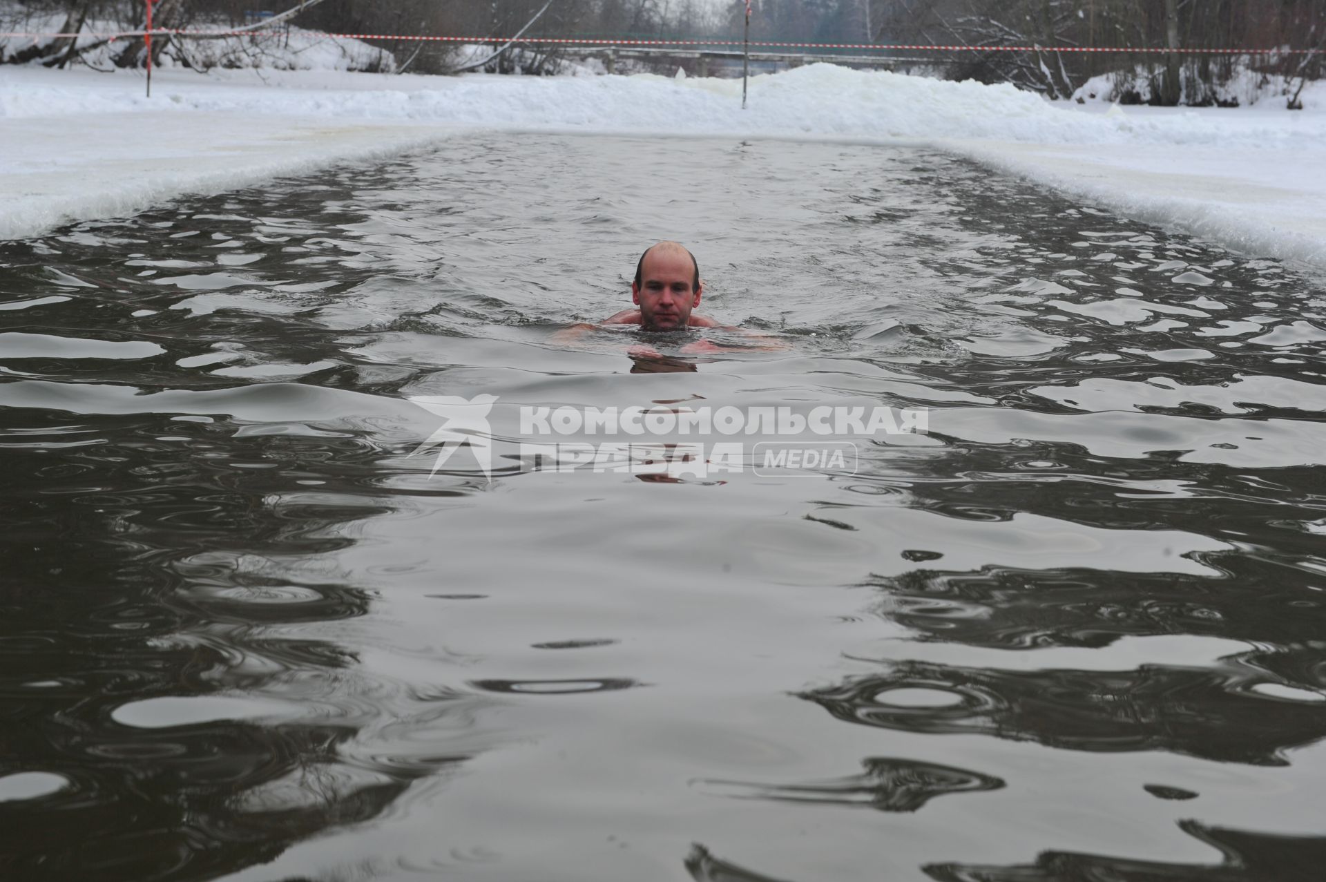 Серебряный бор. На снимке: купание в проруби.