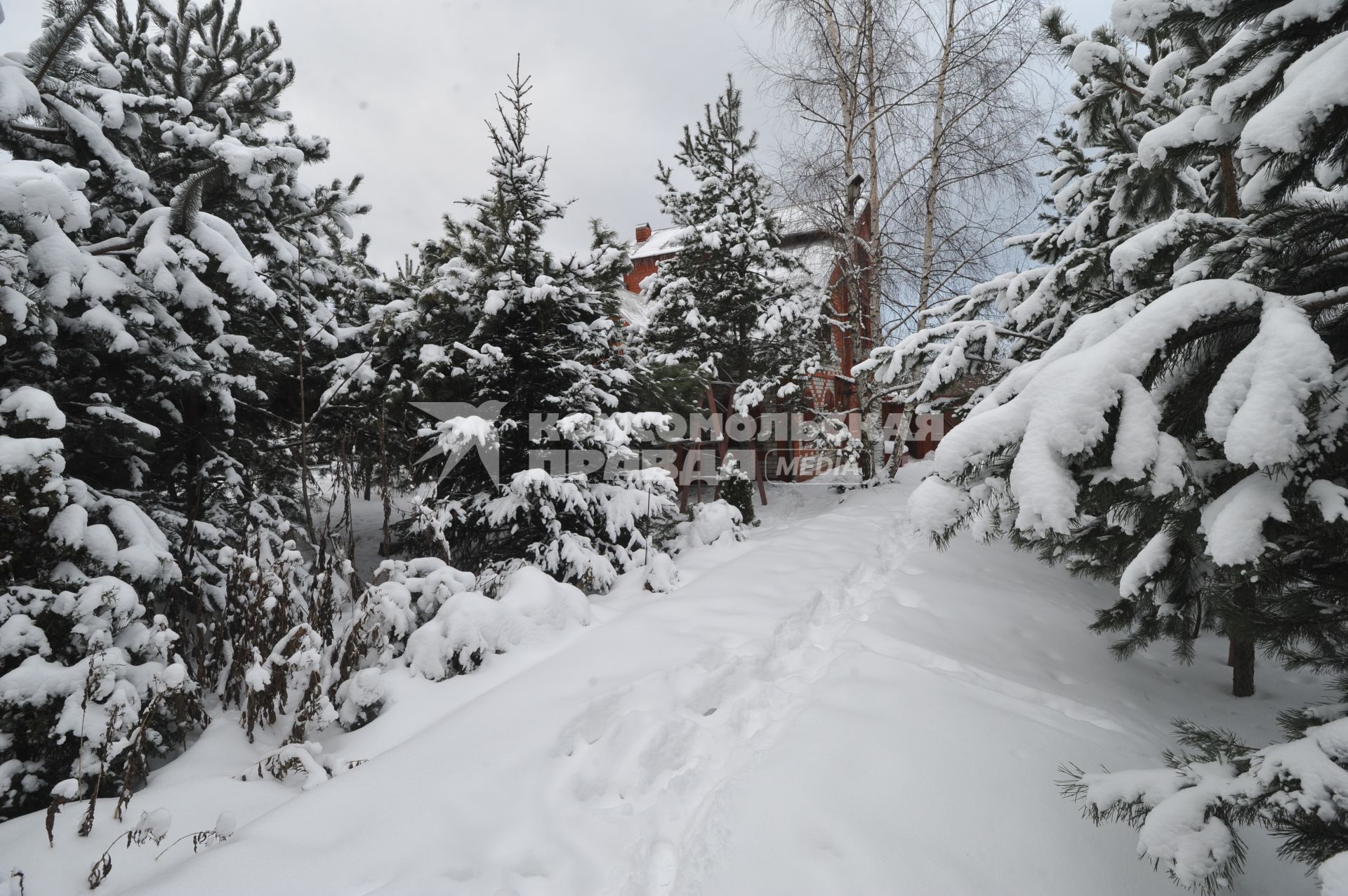 Загородный дом зимой.