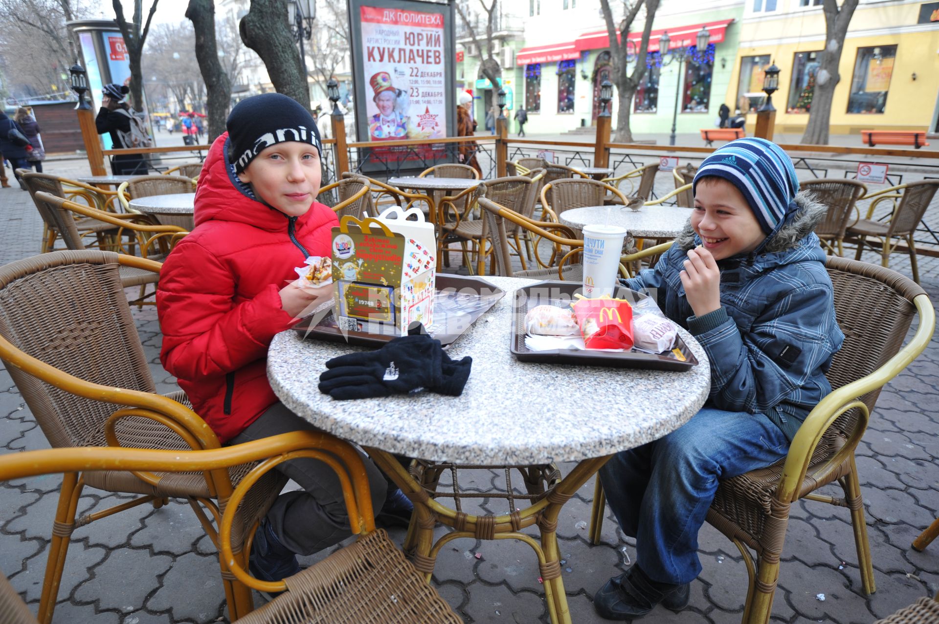 Одесса. Макдоналдс. На снимке: дети едят за столиком на улице.