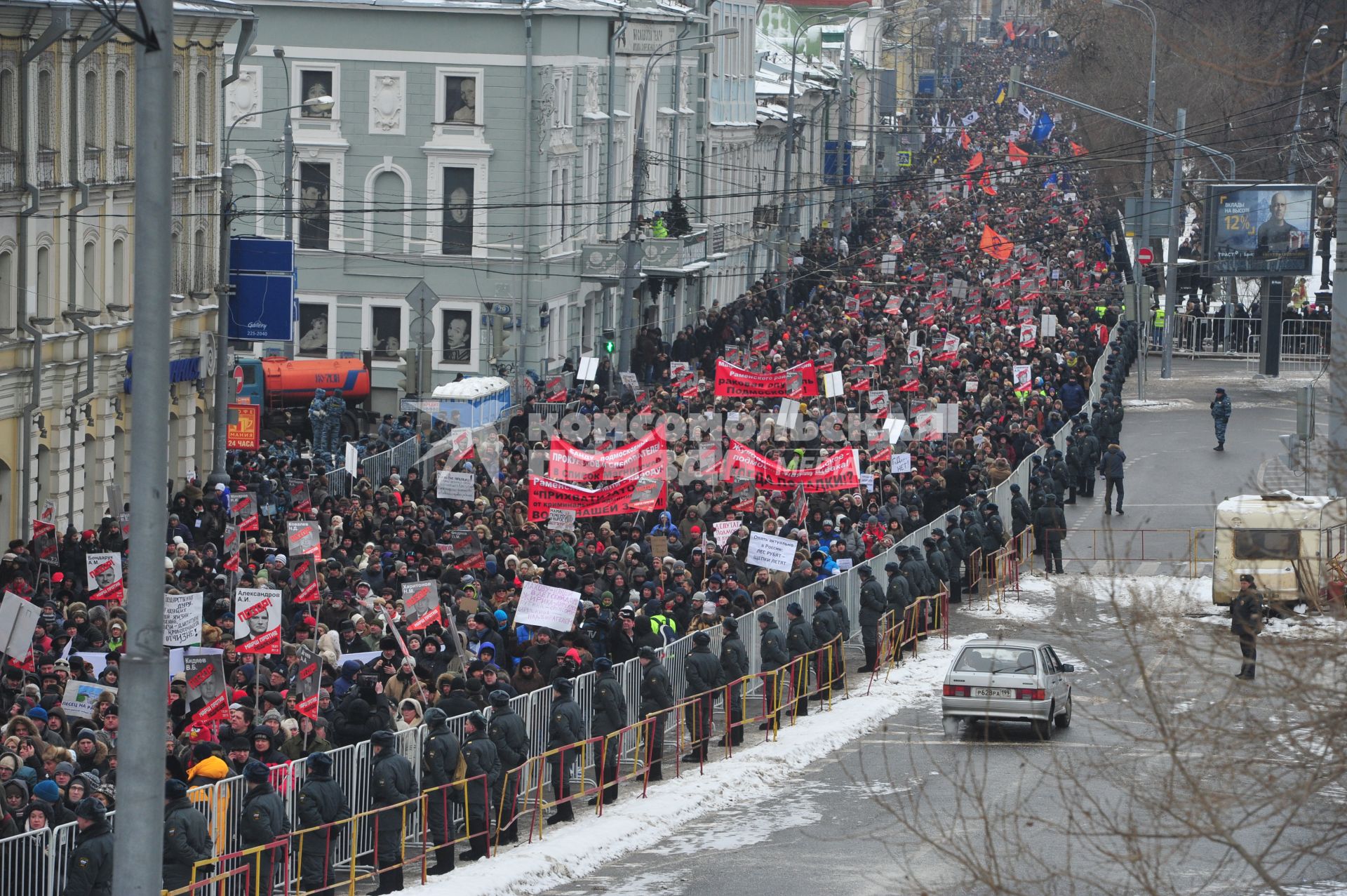 Страстной бульвар. Шествие оппозиции `Марш против подлецов`. Шествие против `закона Димы Яковлева`, запретившего усыновление гражданами США российских сирот. Акция прошла от Пушкинской площади до проспекта Сахарова.