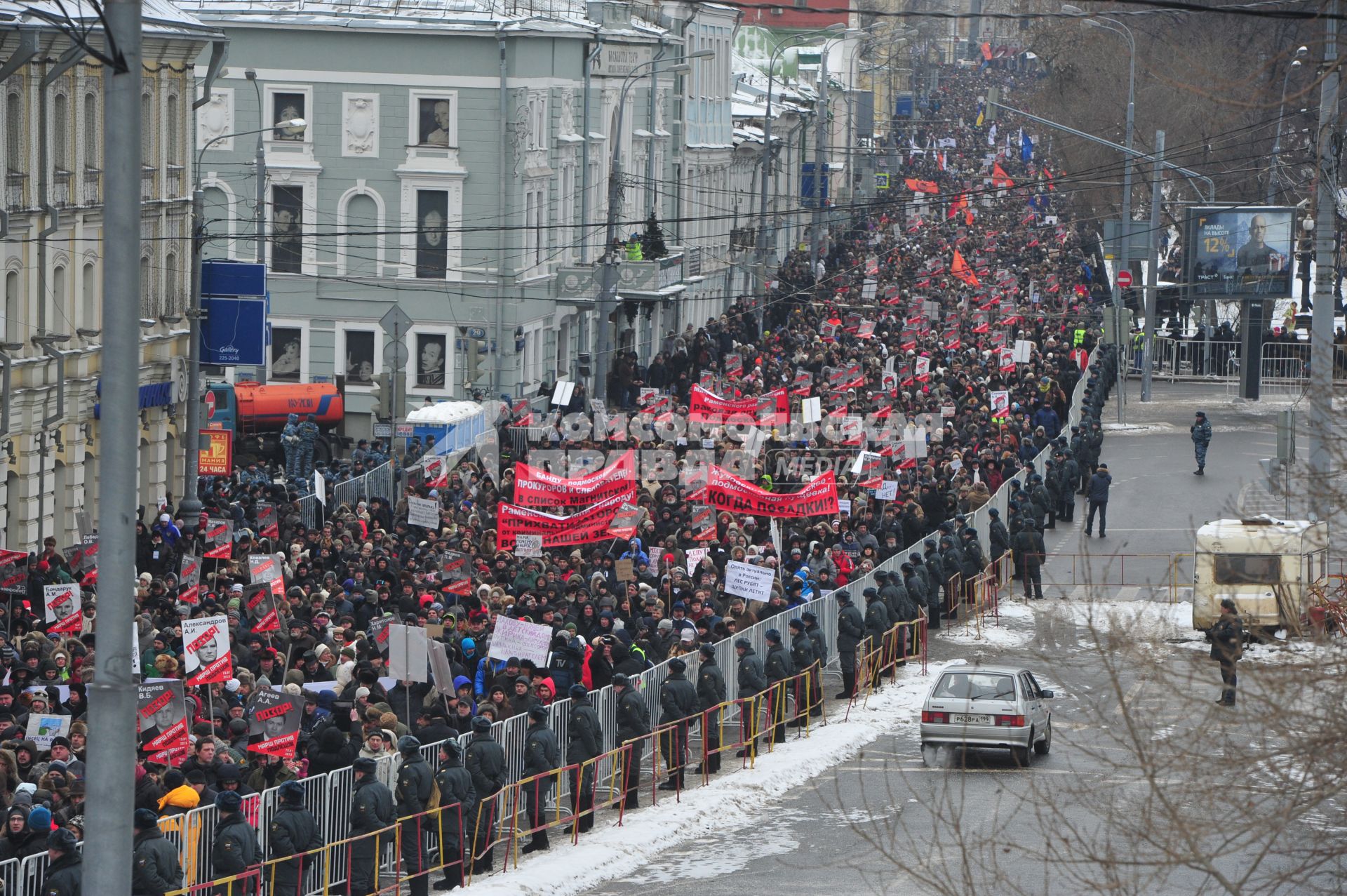 Страстной бульвар. Шествие оппозиции `Марш против подлецов`. Шествие против `закона Димы Яковлева`, запретившего усыновление гражданами США российских сирот. Акция прошла от Пушкинской площади до проспекта Сахарова.