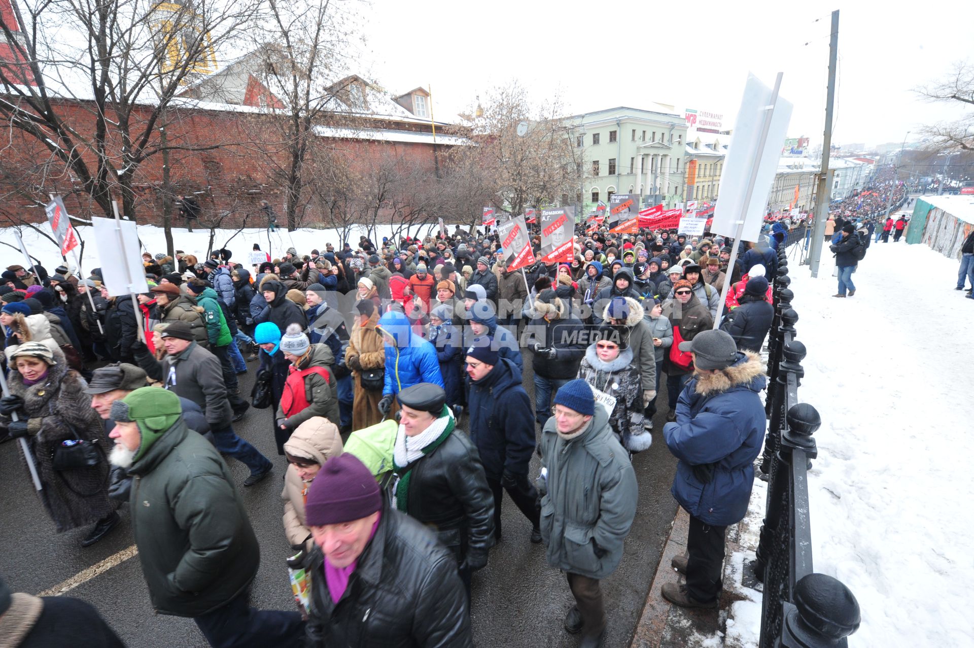 Шествие оппозиции `Марш против подлецов`. Шествие против `закона Димы Яковлева`, запретившего усыновление гражданами США российских сирот. Акция прошла от Пушкинской площади до проспекта Сахарова.