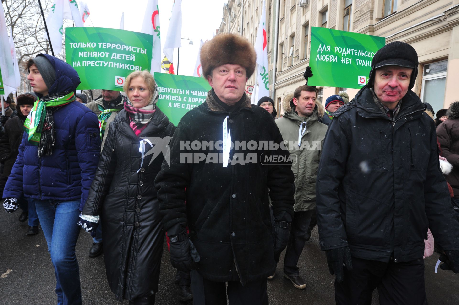 Шествие оппозиции `Марш против подлецов`. Шествие против `закона Димы Яковлева`, запретившего усыновление гражданами США российских сирот. Акция прошла от Пушкинской площади до проспекта Сахарова. На снимке: руководитель фракции `Яблоко` в Законодательном собрании Санкт-Петербурга Григорий Явлинский (в центре).