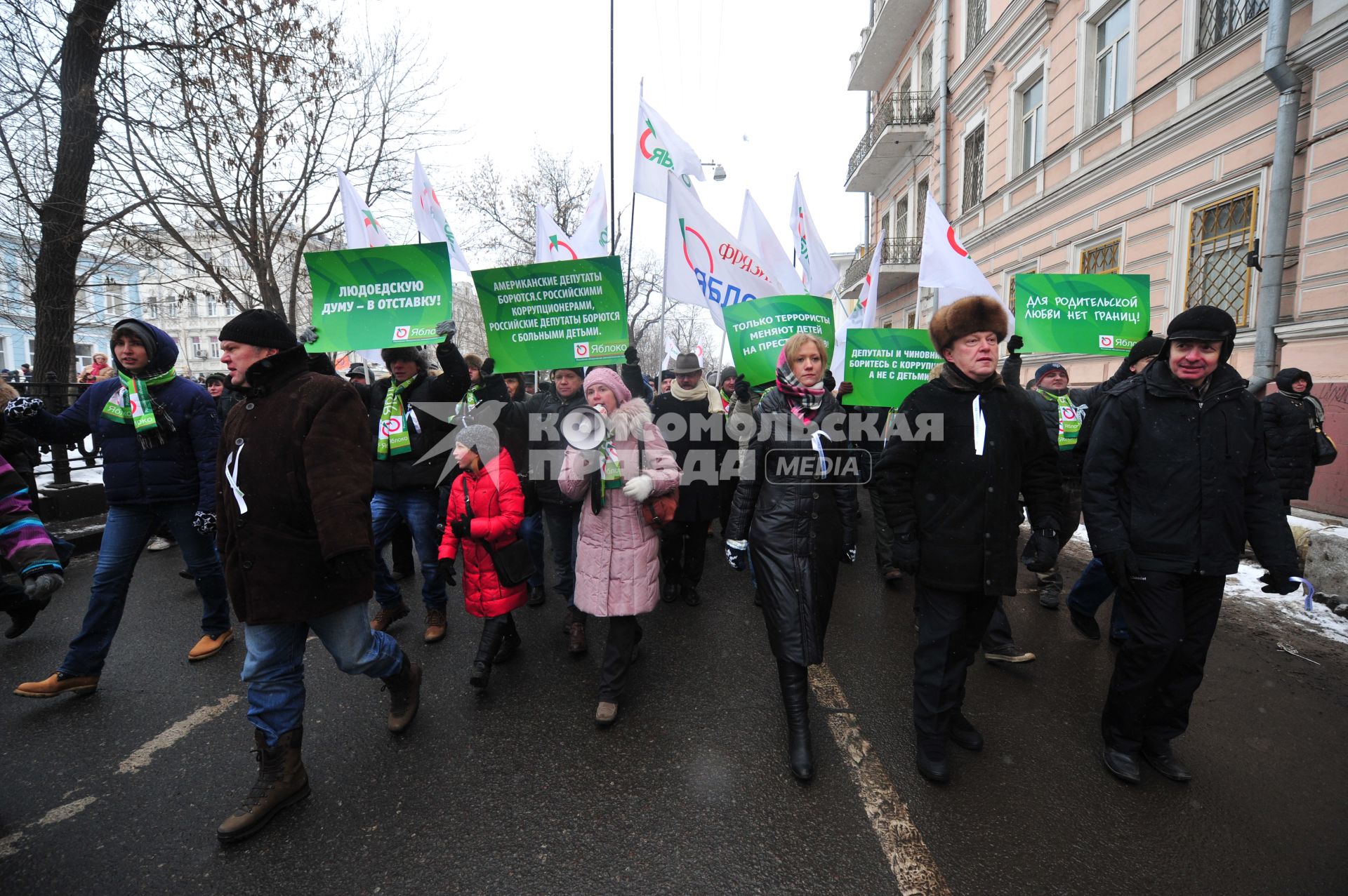 Шествие оппозиции `Марш против подлецов`. Шествие против `закона Димы Яковлева`, запретившего усыновление гражданами США российских сирот. Акция прошла от Пушкинской площади до проспекта Сахарова. На снимке: председатель демократической партии `Яблоко` Сергей Митрохин (слева) и руководитель фракции `Яблоко` в Законодательном собрании Санкт-Петербурга Григорий Явлинский (в центре).