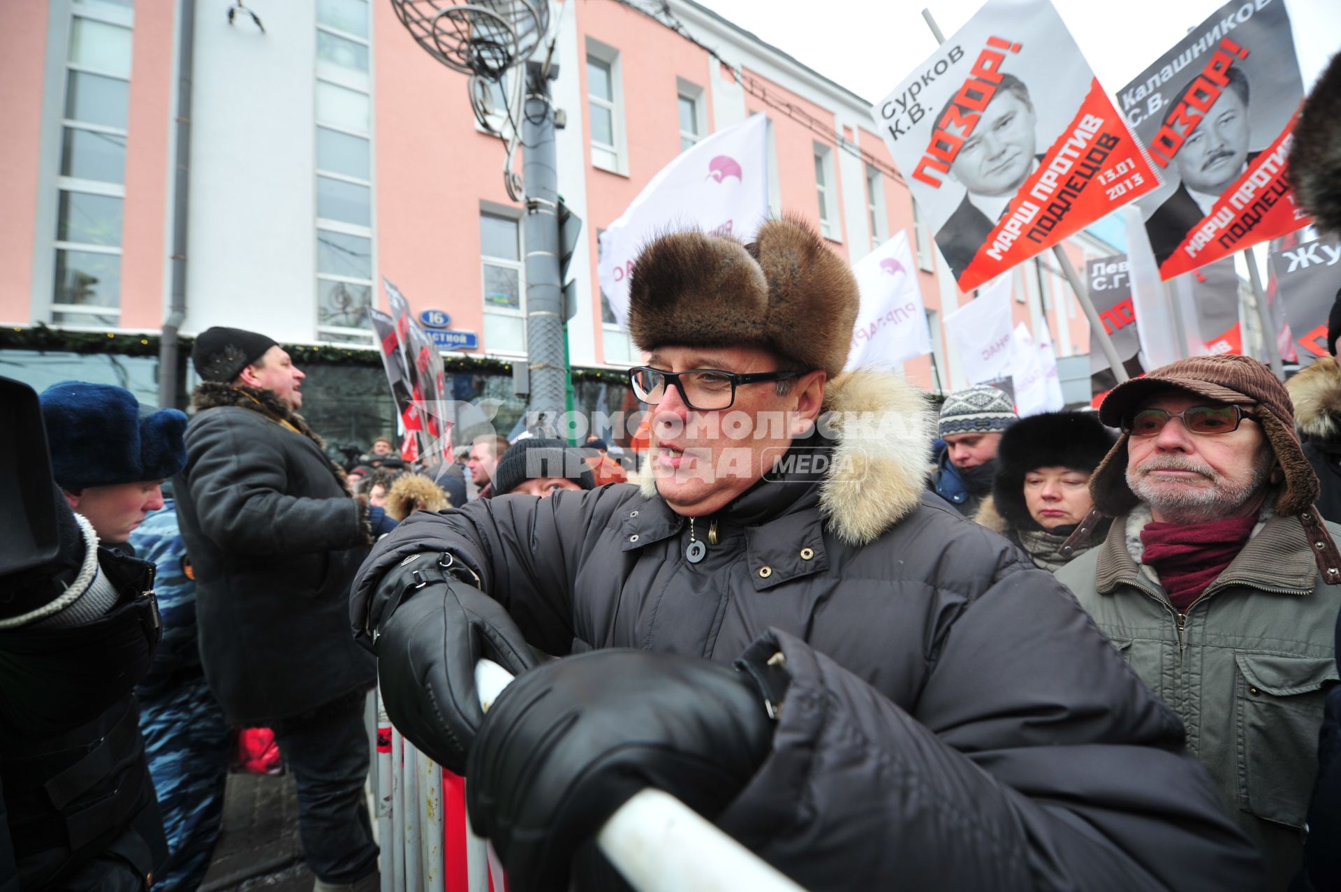 Шествие оппозиции `Марш против подлецов`. Шествие против `закона Димы Яковлева`, запретившего усыновление гражданами США российских сирот. Акция прошла от Пушкинской площади до проспекта Сахарова. На снимке: председатель `Российского народно-демократического союза` Михаил Касьянов (в центре).