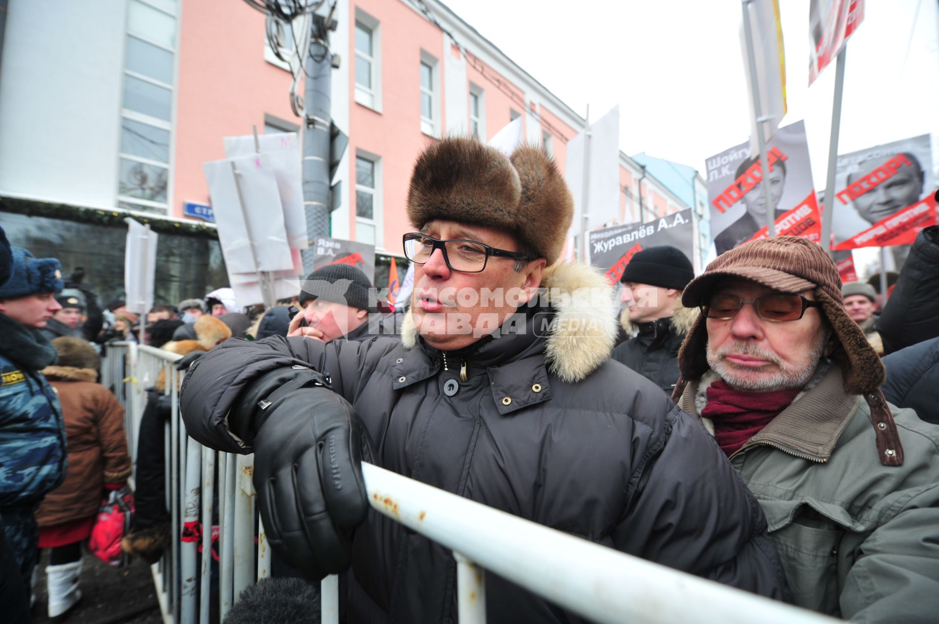 Шествие оппозиции `Марш против подлецов`. Шествие против `закона Димы Яковлева`, запретившего усыновление гражданами США российских сирот. Акция прошла от Пушкинской площади до проспекта Сахарова. На снимке: председатель `Российского народно-демократического союза` Михаил Касьянов (в центре).