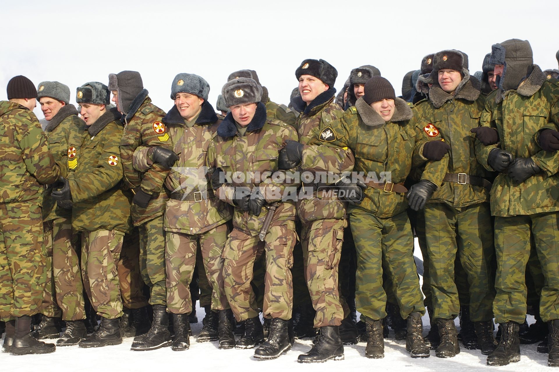 Масленица в Новосибирском военном институте. Солдаты готовятся к битве стенка на стенку.