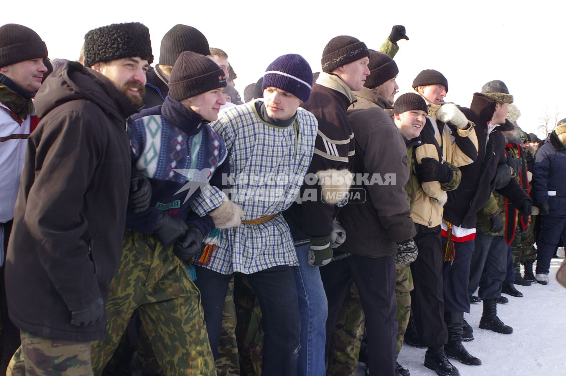 Масленица в Новосибирском военном институте. Люди стоят в ряд готовясь к национальной забаве `стенка на стенку`.