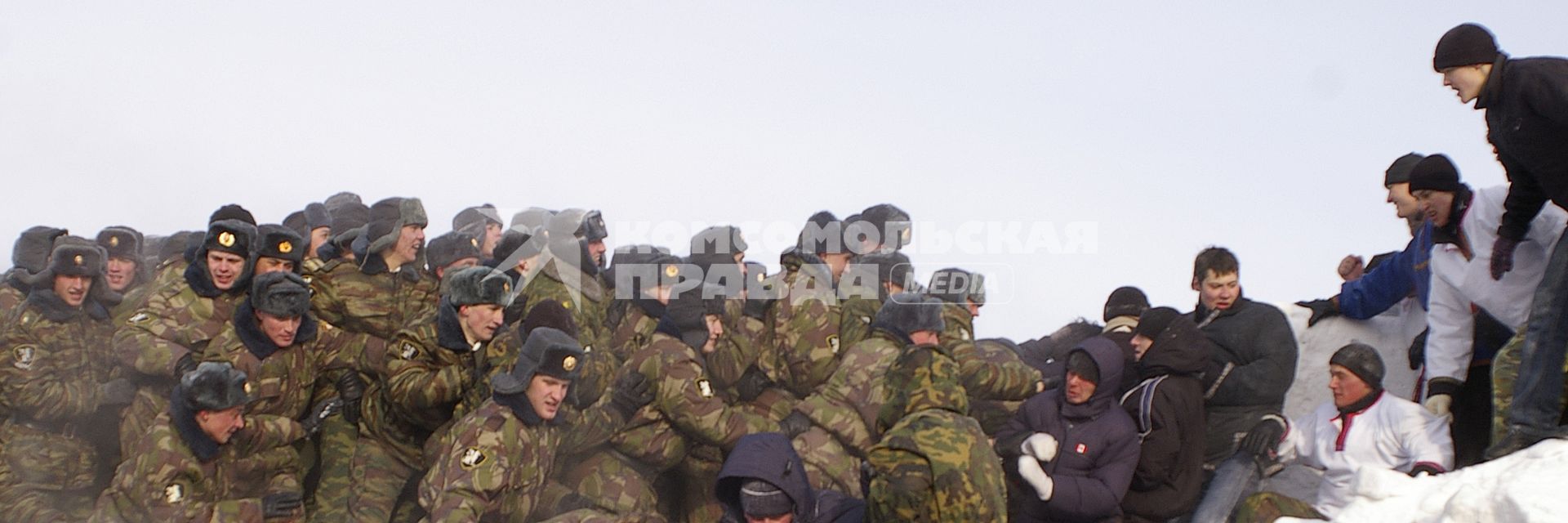 Масленица в Новосибирском военном институте. Военные штурмуют снежный городок.