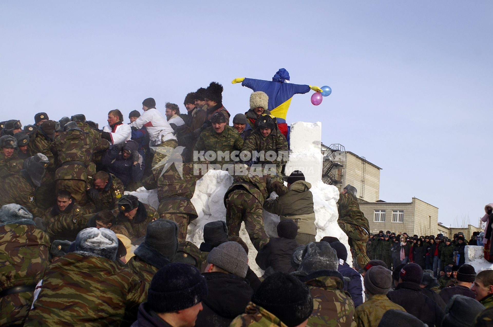 Масленица в Новосибирском военном институте. Военные штурмуют снежный городок.