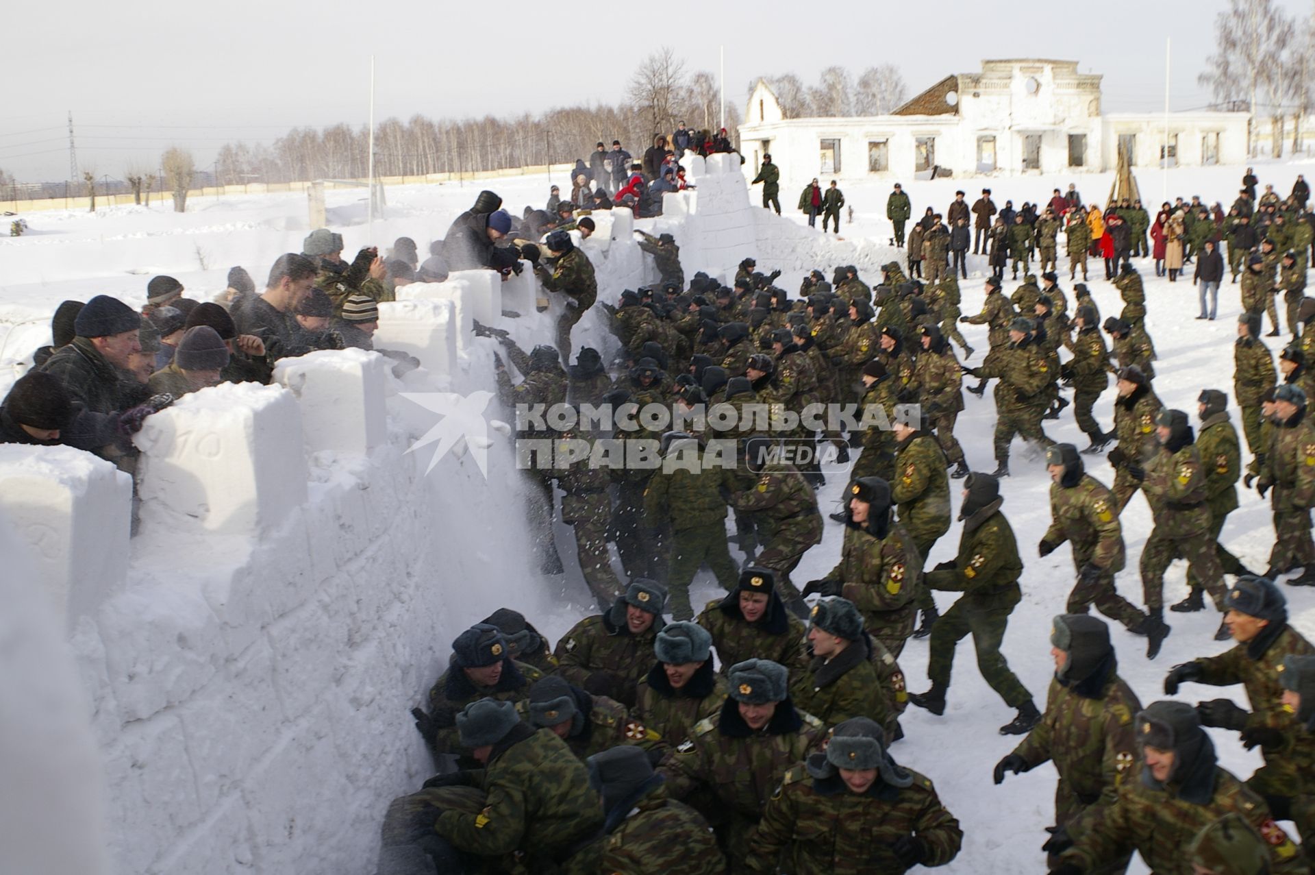 Масленица в Новосибирском военном институте. Военные штурмуют снежный городок.
