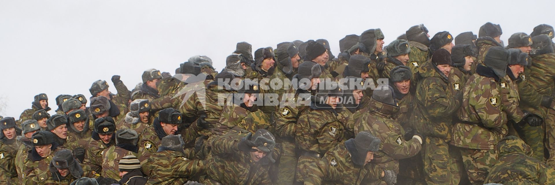 Масленица в Новосибирском военном институте. Военные штурмуют снежный городок.